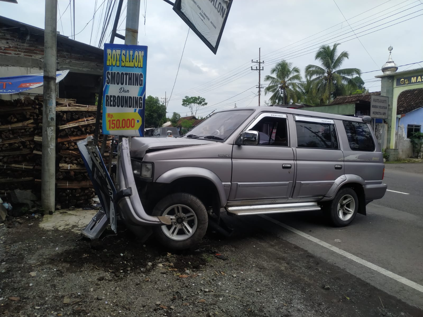 HENDAK MENYALIP TAK PERHATIKAN ARUS LALIN, PENGEMUDI MOBIL MENABRAK 2 SEPEDA MOTOR 