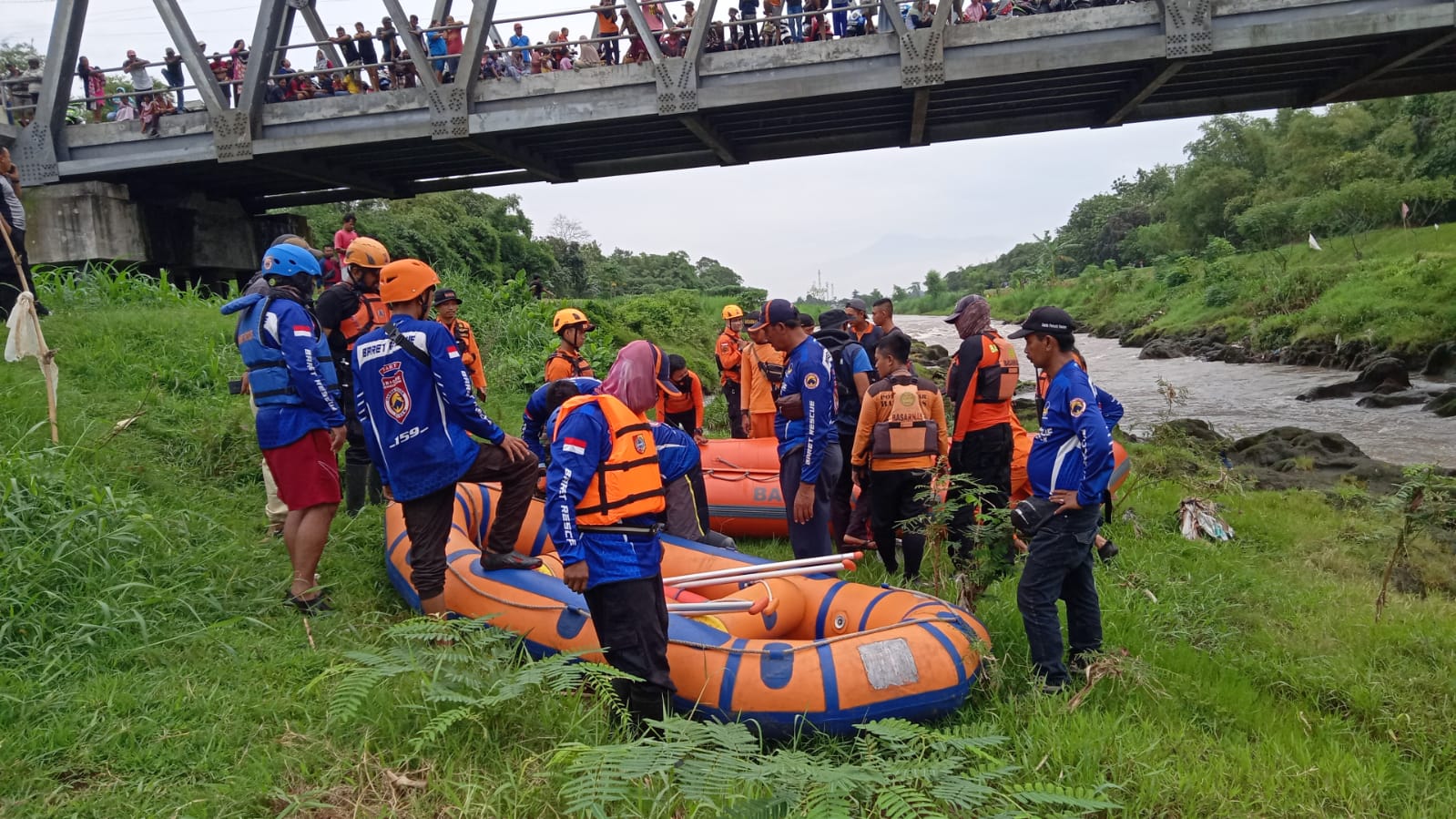 DIDUGA MABUK 2 PEMUDA KENCONG TERCEBUR KE SUNGAI DAN HANYUT