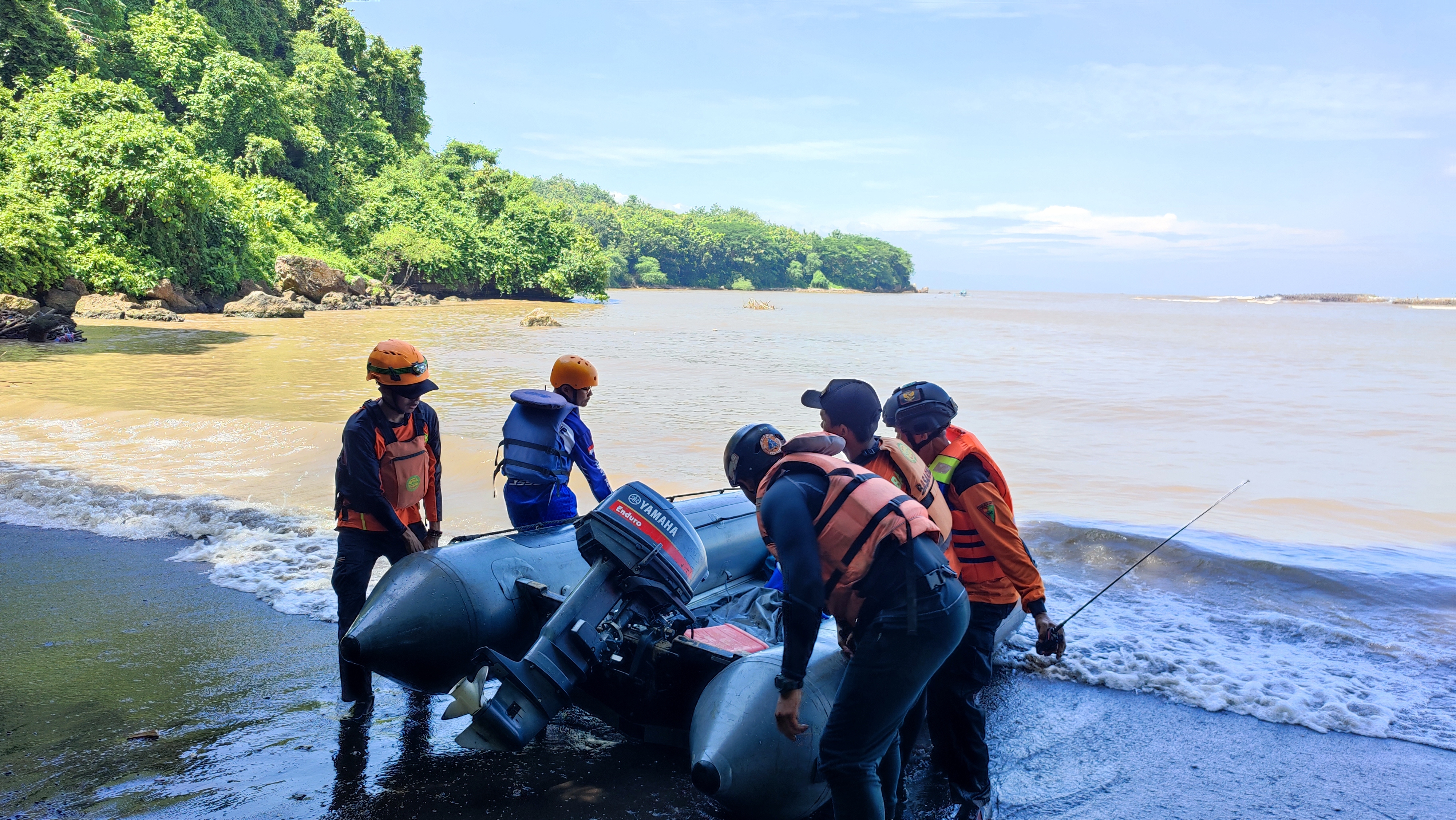 SEORANG ANAK DI PUGER HANYUT SAAT BERMAIN BOLA DI PINGGIR SUNGAI