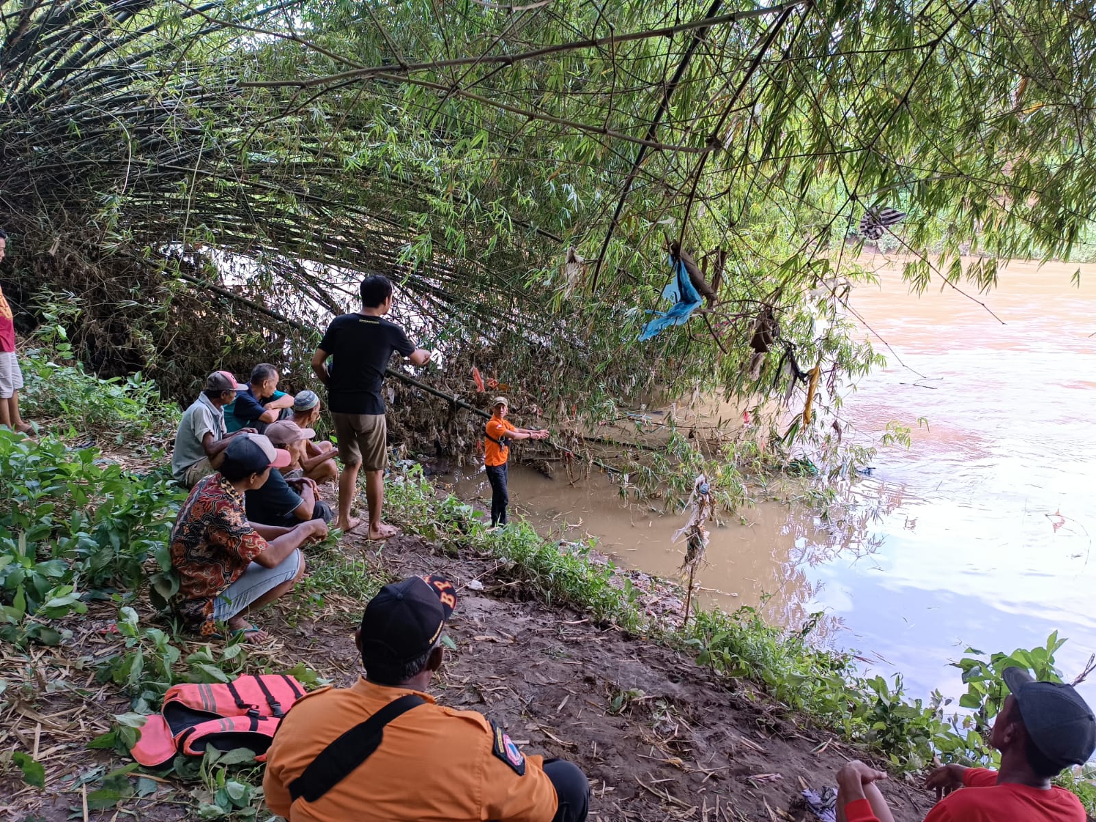 DUA ANAK USIA LIMA TAHUN DI AMBULU HANYUT DI SUNGAI, SATU DITEMUKAN MENINGGAL DUNIA SATUNYA DALAM PENCARIAN