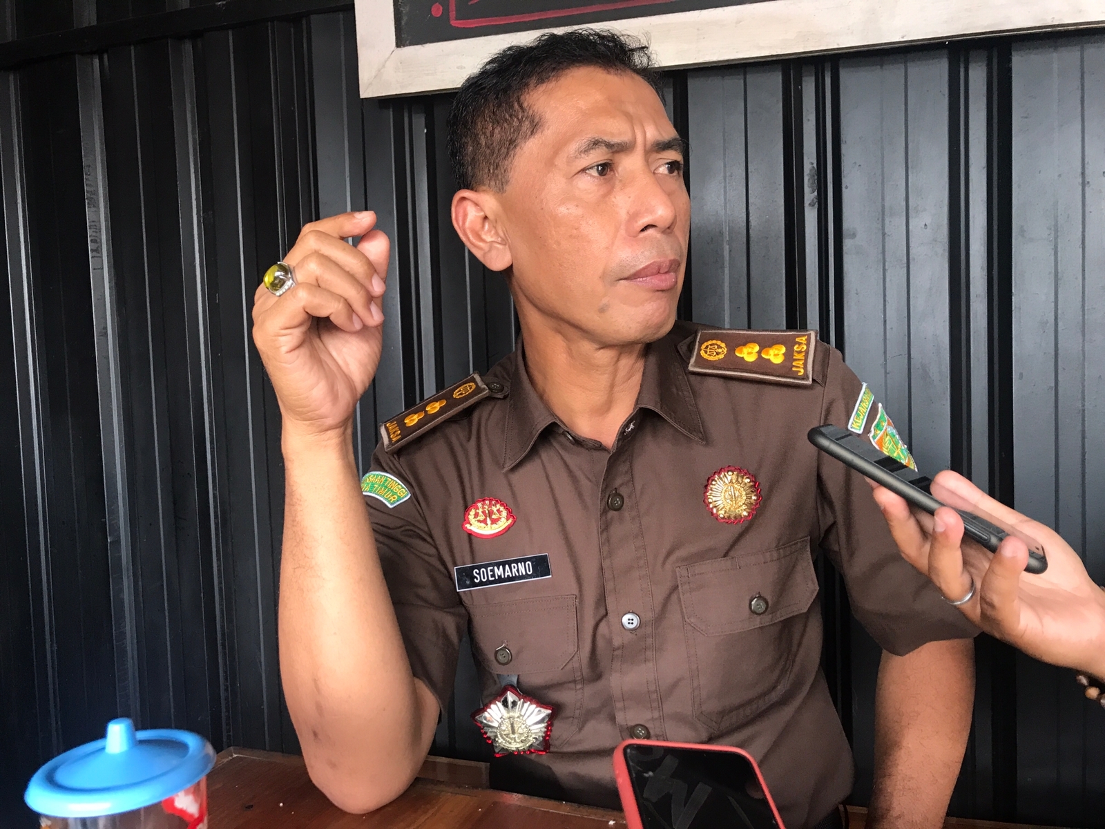 KEJARI JEMBER MENGEMBALIKAN BERKAS KASUS DUGAAN PELECEHAN SEKSUAL KIAI FAHIM KE POLRES JEMBER