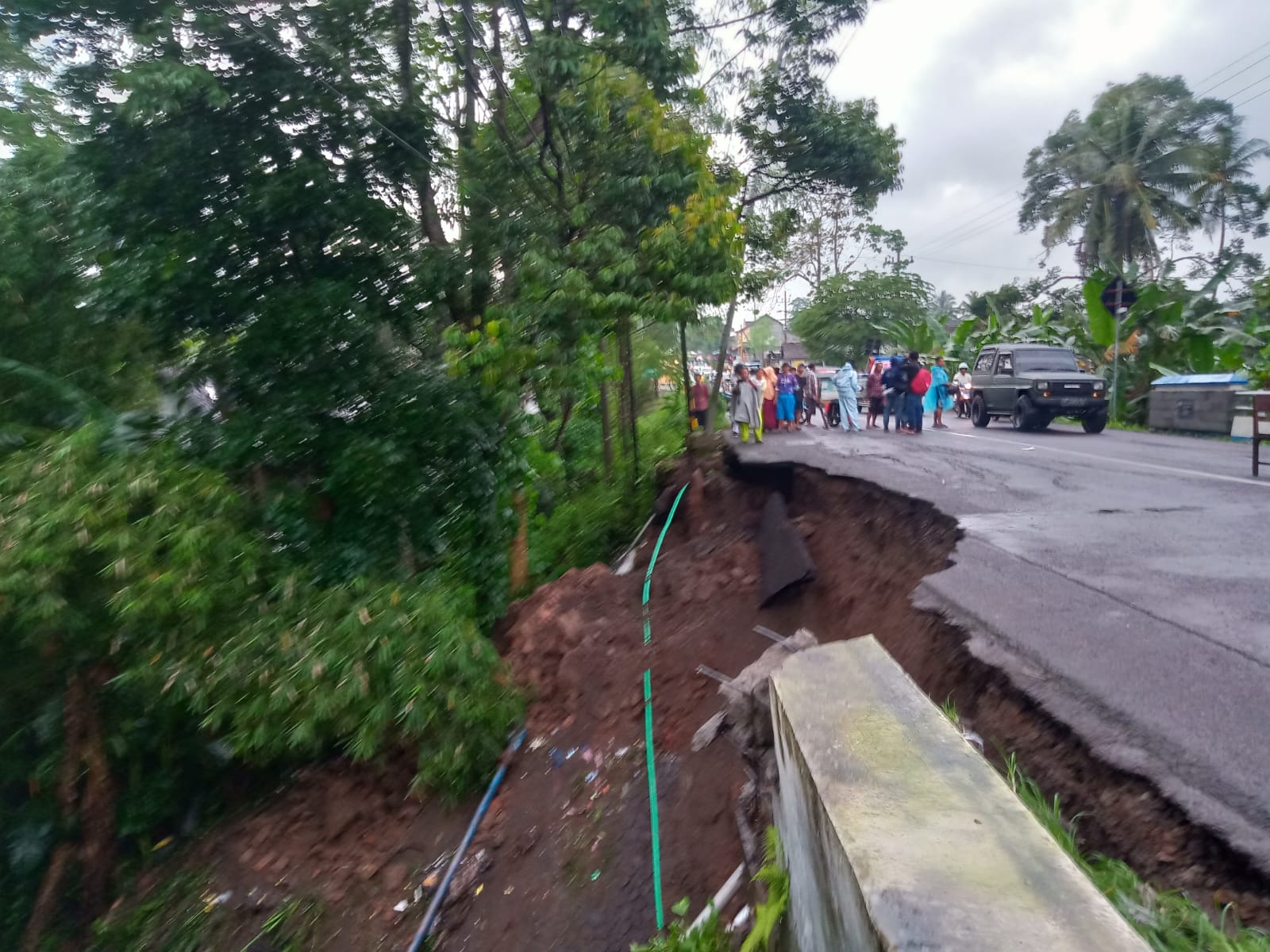 HINGGA SABTU SORE JALAN RAYA JEMBER - BONDOWOSO HANYA BISA DILALUI SATU JALUR AKIBAT BANJIR 