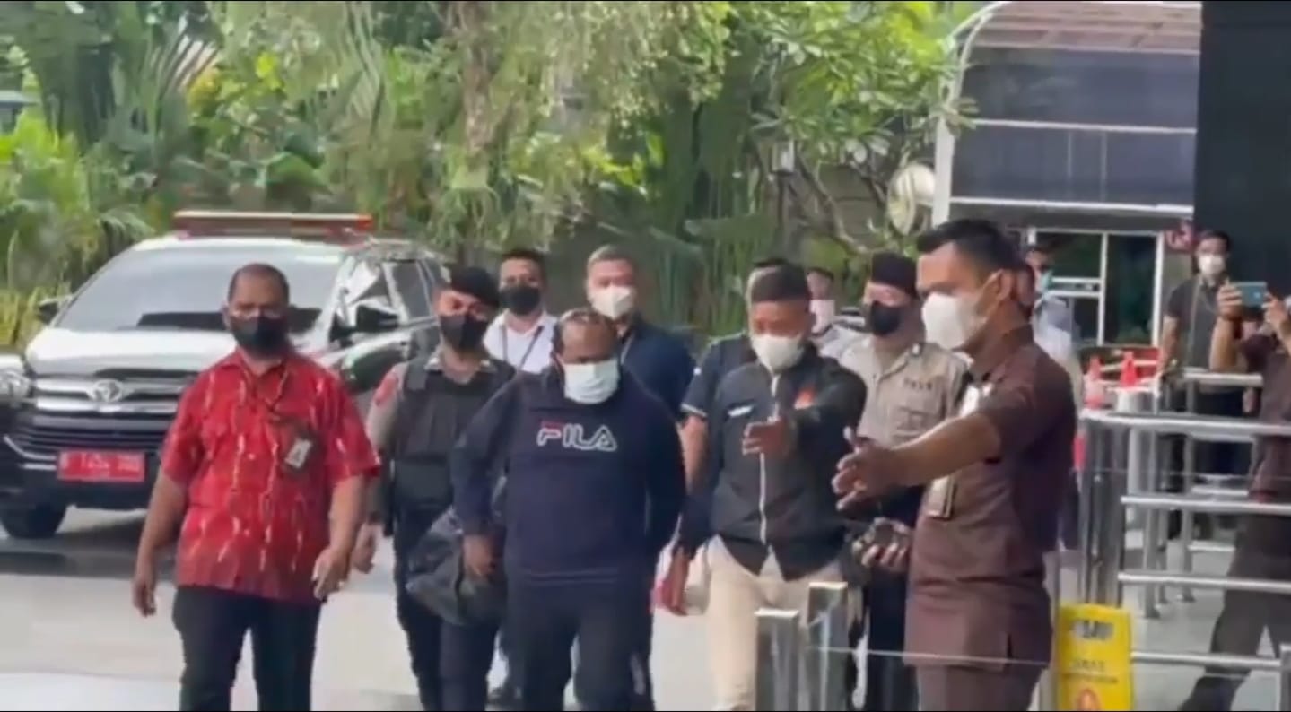 kpk-berhasil-menangkap-dpo-bupati-memberamo-ricky-ham-pagawak-setelah-sempat-kabur-ke-papua-new-guinie