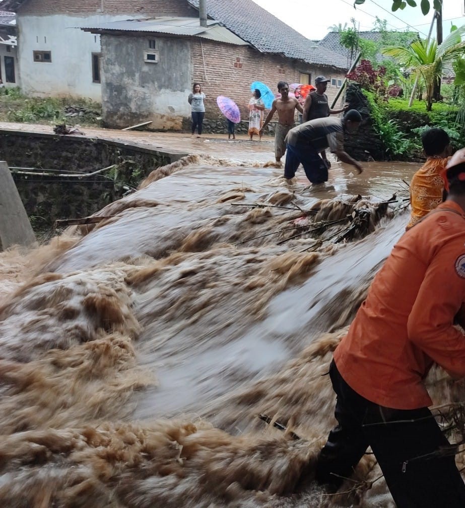 3 WILAYAH DI JEMBER TERENDAM BANJIR 