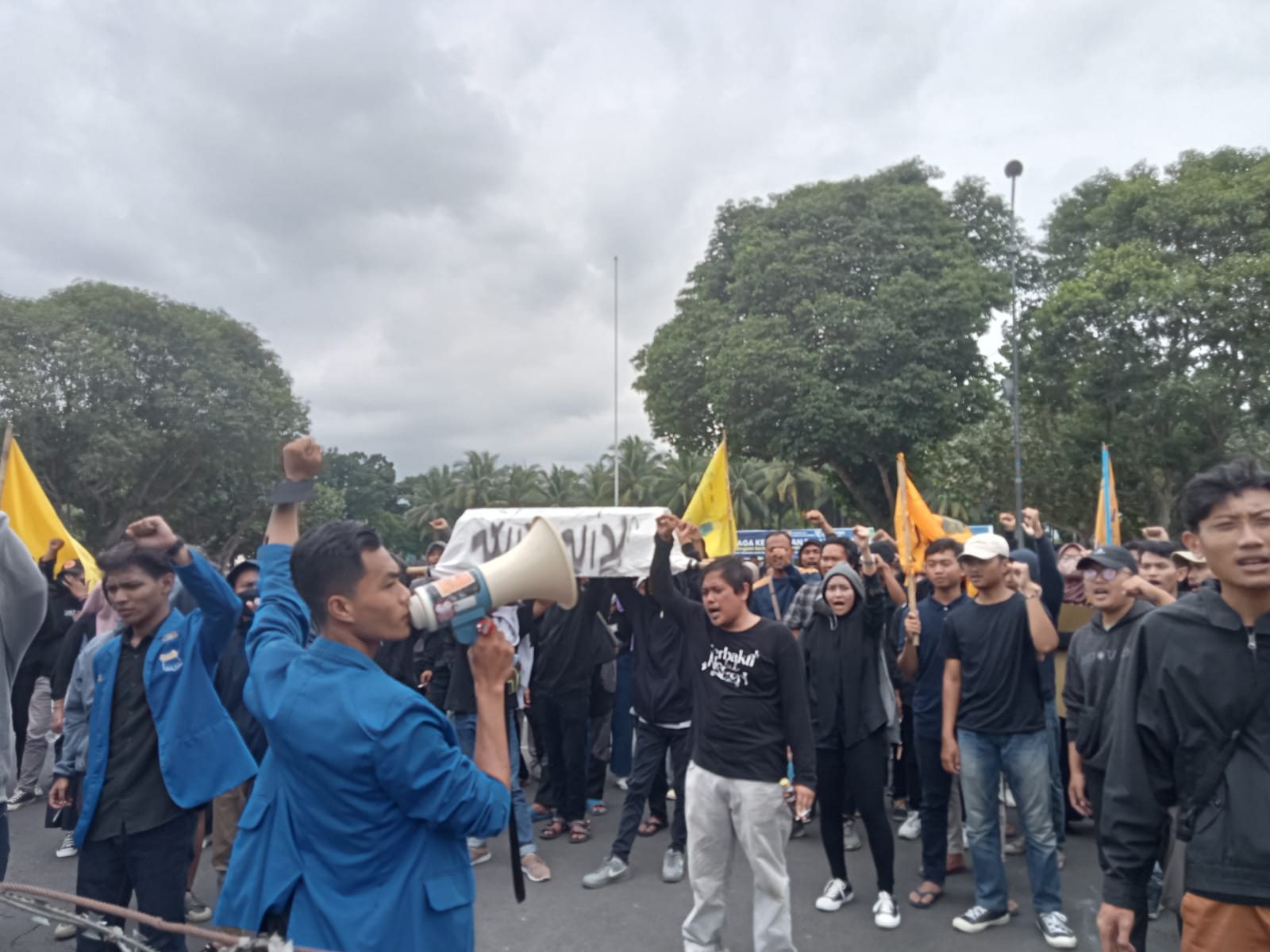 PMII JEMBER MELAKUKAN AKSI LONG MARCH MENUNTUT JANJI BUPATI HENDY SISWANTO