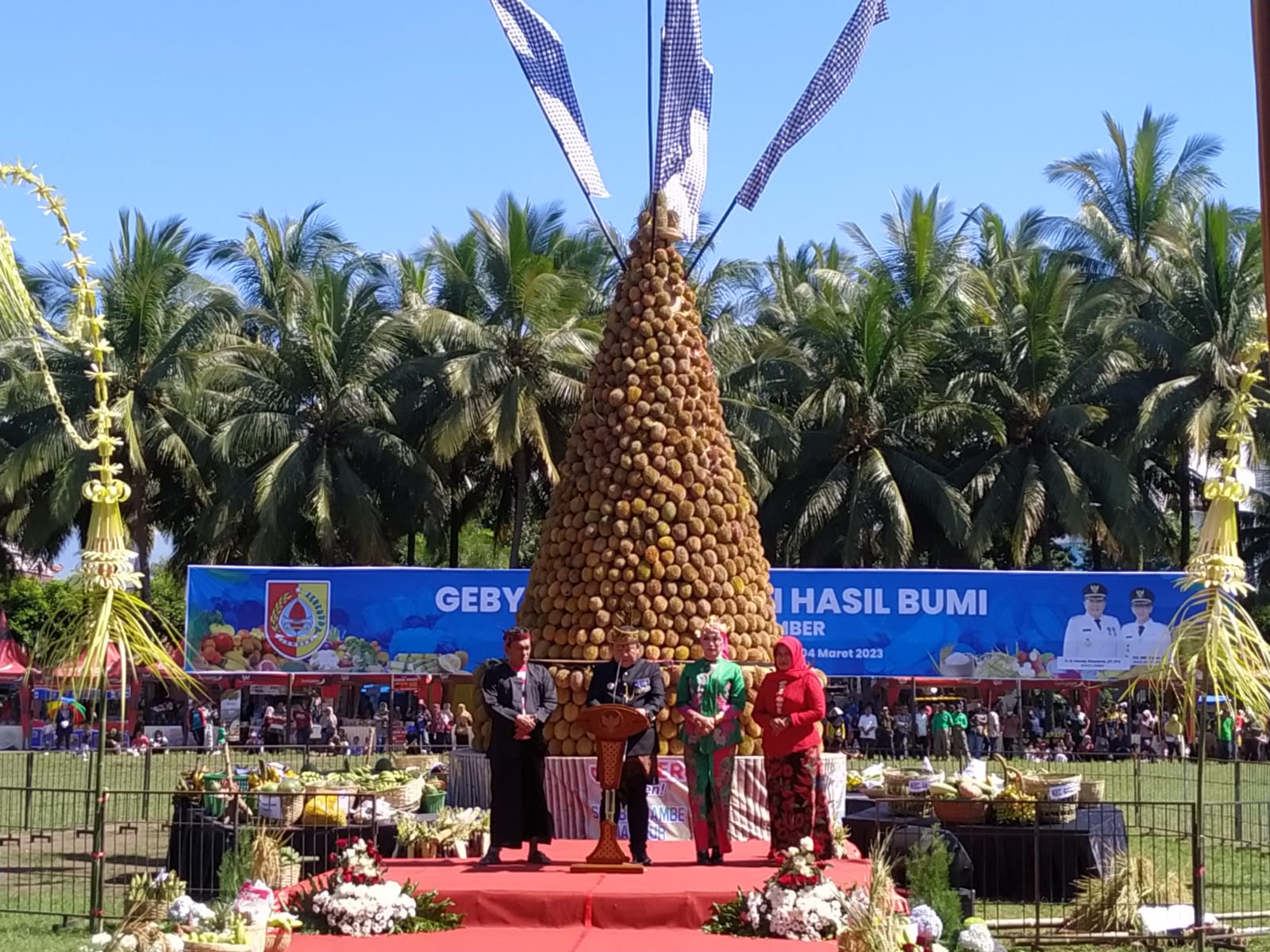 GUNUNGAN DURIAN SETINGGI 13 METER DI ACARA SEDEKAH BUMI KABUPATEN JEMBER 