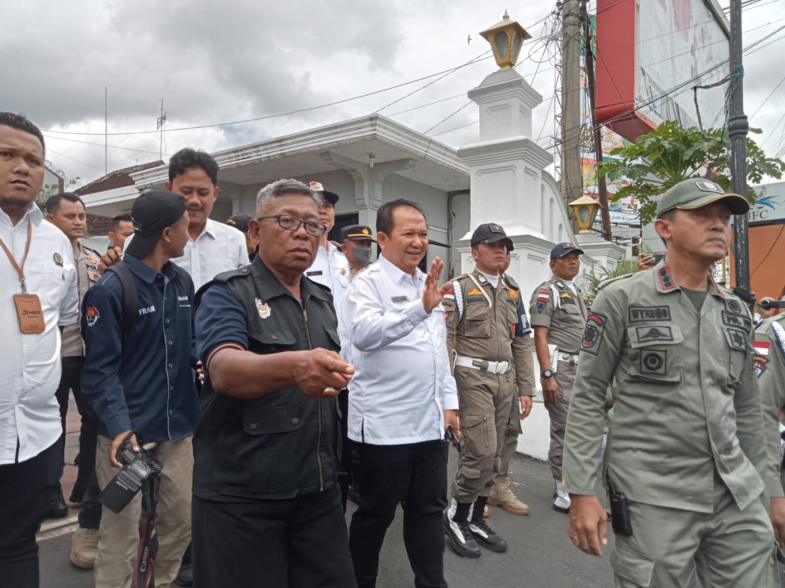 DAMPAK PANDEMI BANYAK PERUSAHAAN DI JEMBER MEMBERIKAN UPAH DI BAWAH UMK