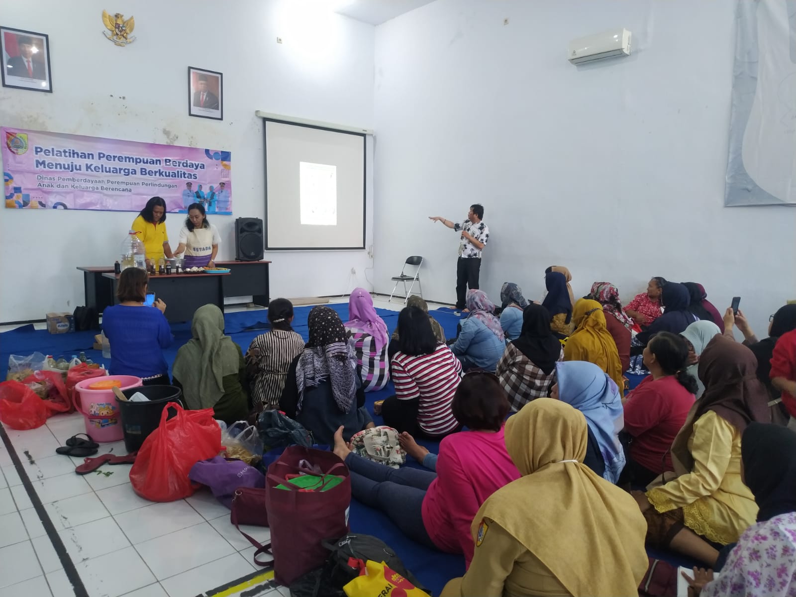 PERINGATI HARI PEREMPUAN INTERNASIONAL, PEREMPUAN DI JEMBER DIAJAK MENGOLAH SAMPAH ORGANIK