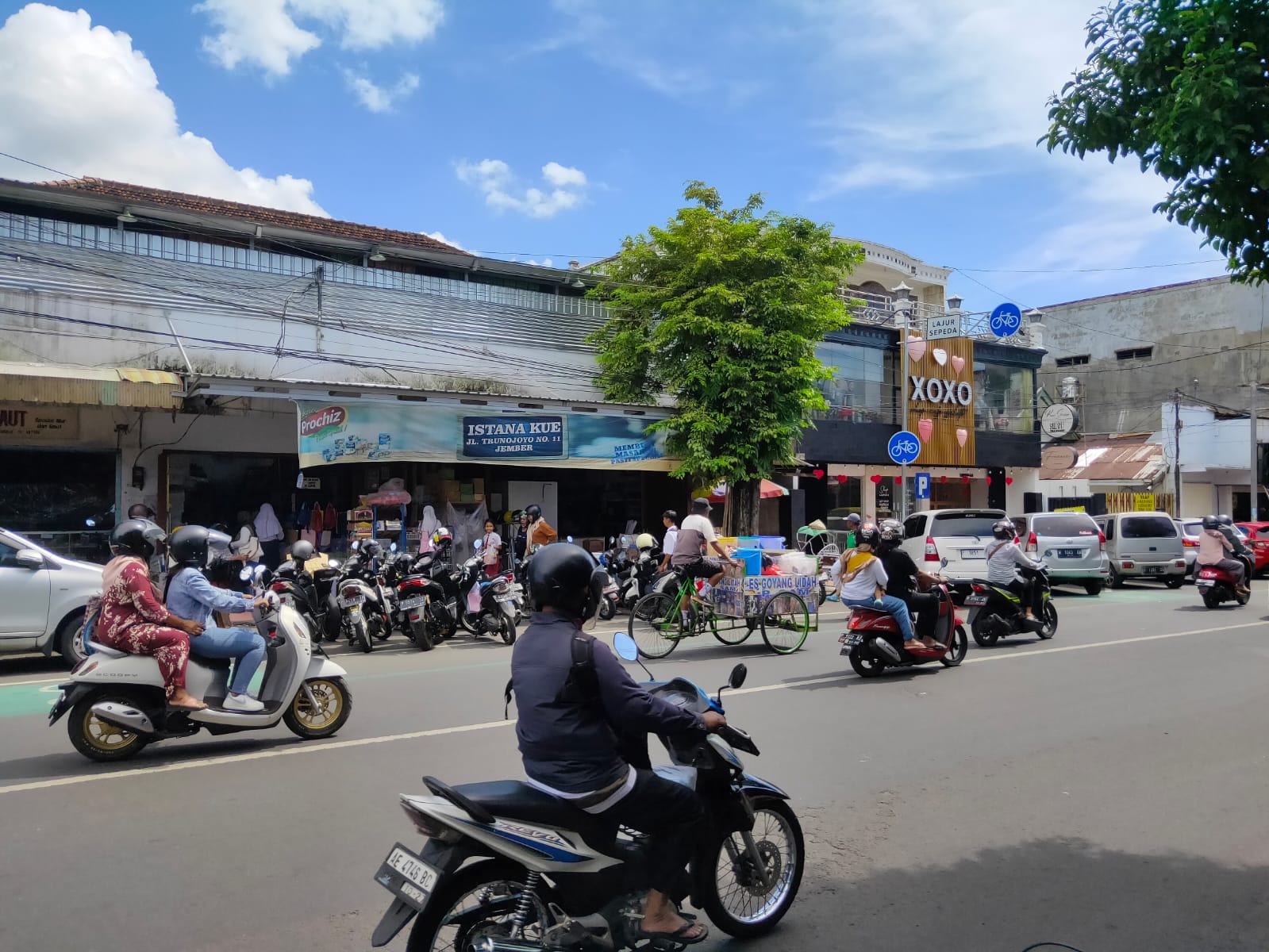 PARKIR DI PINGGIR JALAN MENJADI SALAH SATU PENYEBAB KEMACETAN JALAN TRUNOJOYO