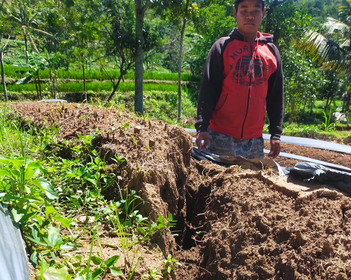 ANTISIPASI ANCAMAN TANAH GERAK DI JELBUK, WARGA DIHIMBAU TETAP WASPADA 