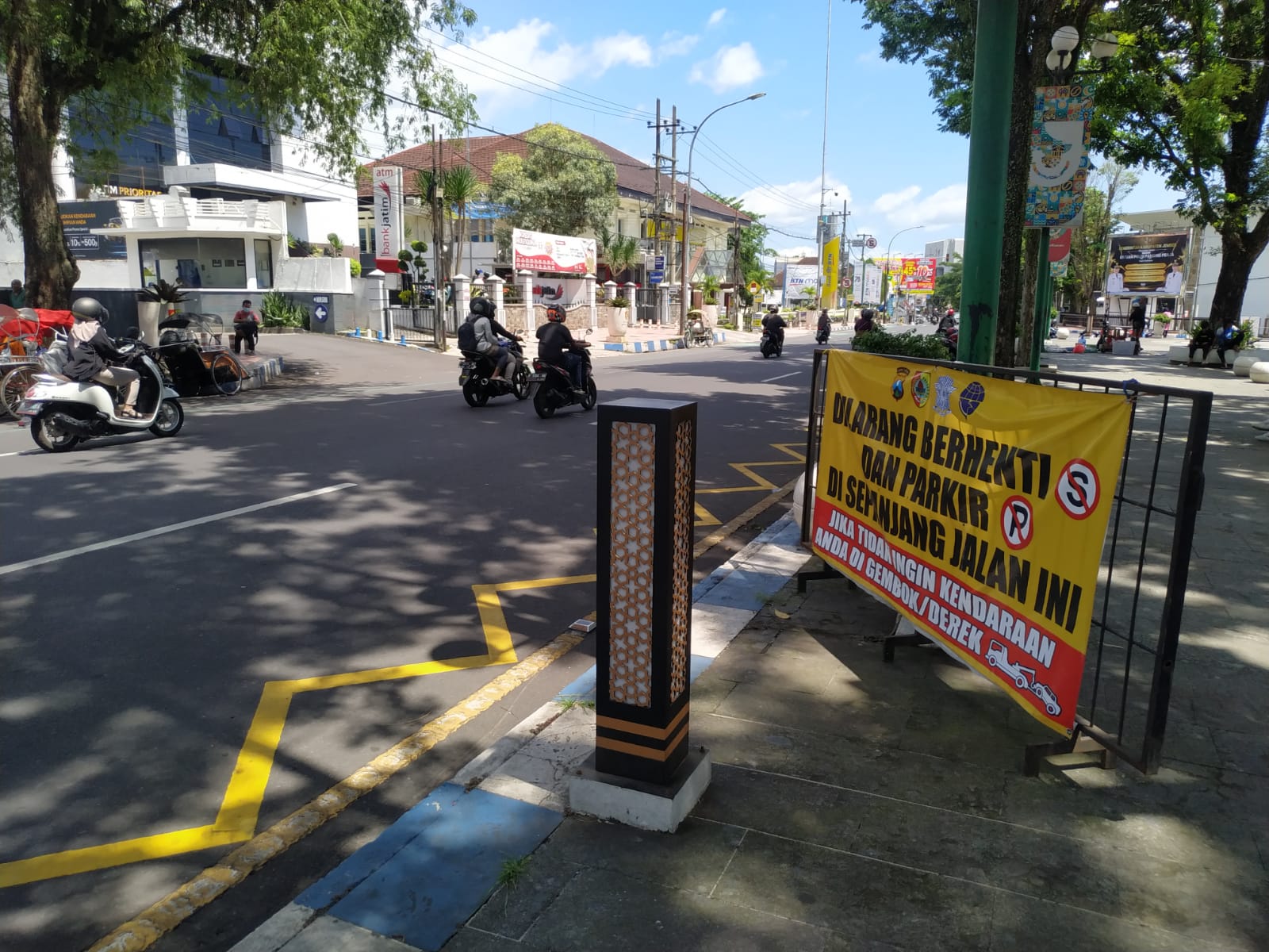 BIKIN PENASARAN, TERNYATA INI FUNGSI GARIS ZIG ZAG DI SEPUTAR ALUN-ALUN JEMBER