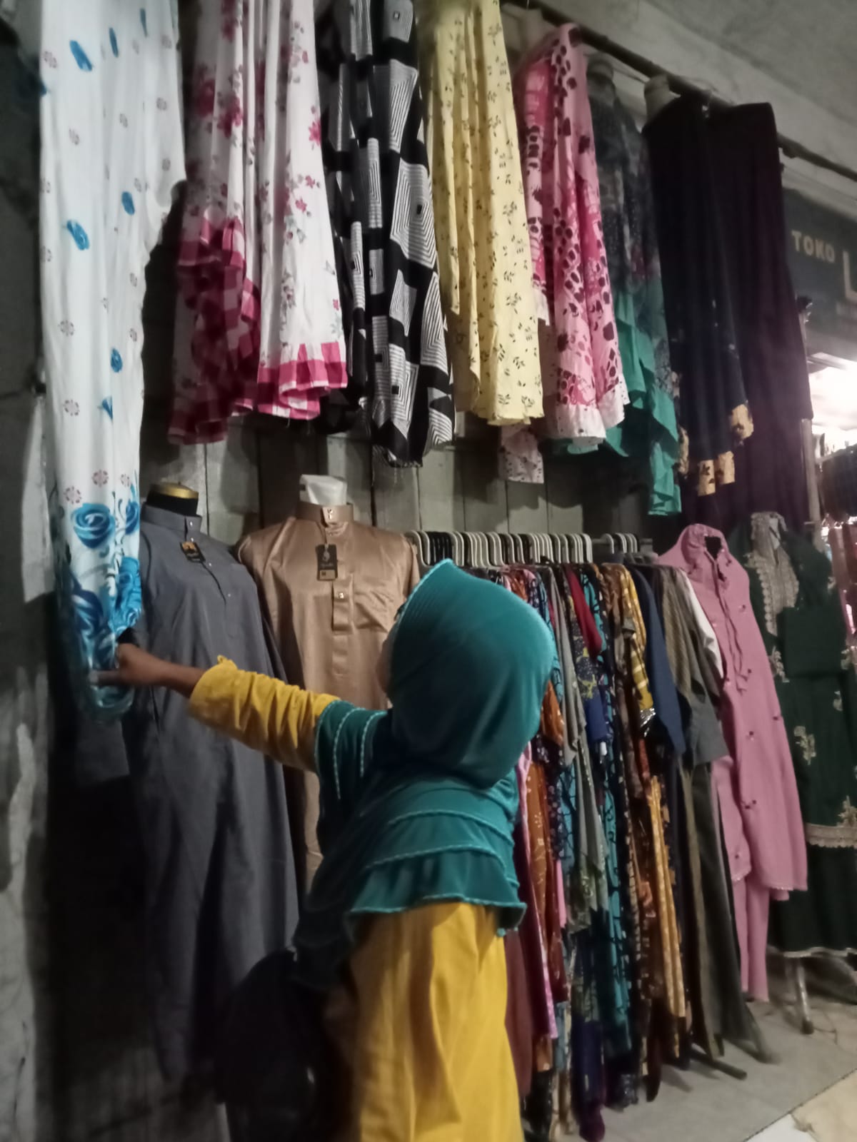 MENJELANG RAMADAN PENJUALAN BAJU MUSLIM DI PASAR TANJUNG MENINGKAT