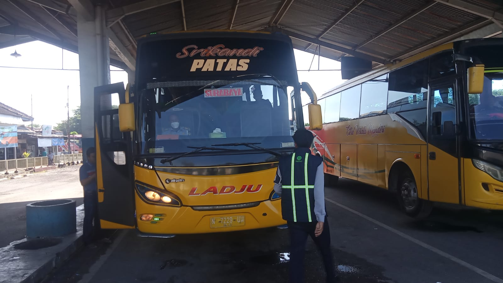 JELANG RAMADAN, BUS AKAP DAN AKDP DI TERMINAL TAWANG ALUN JEMBER DIPERIKSA KELAYAKAN JALANNYA