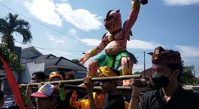 KENALKAN BUDAYA HINDU, SD RUKUN HARAPAN JEMBER GELAR PAWAI OGOH-OGOH