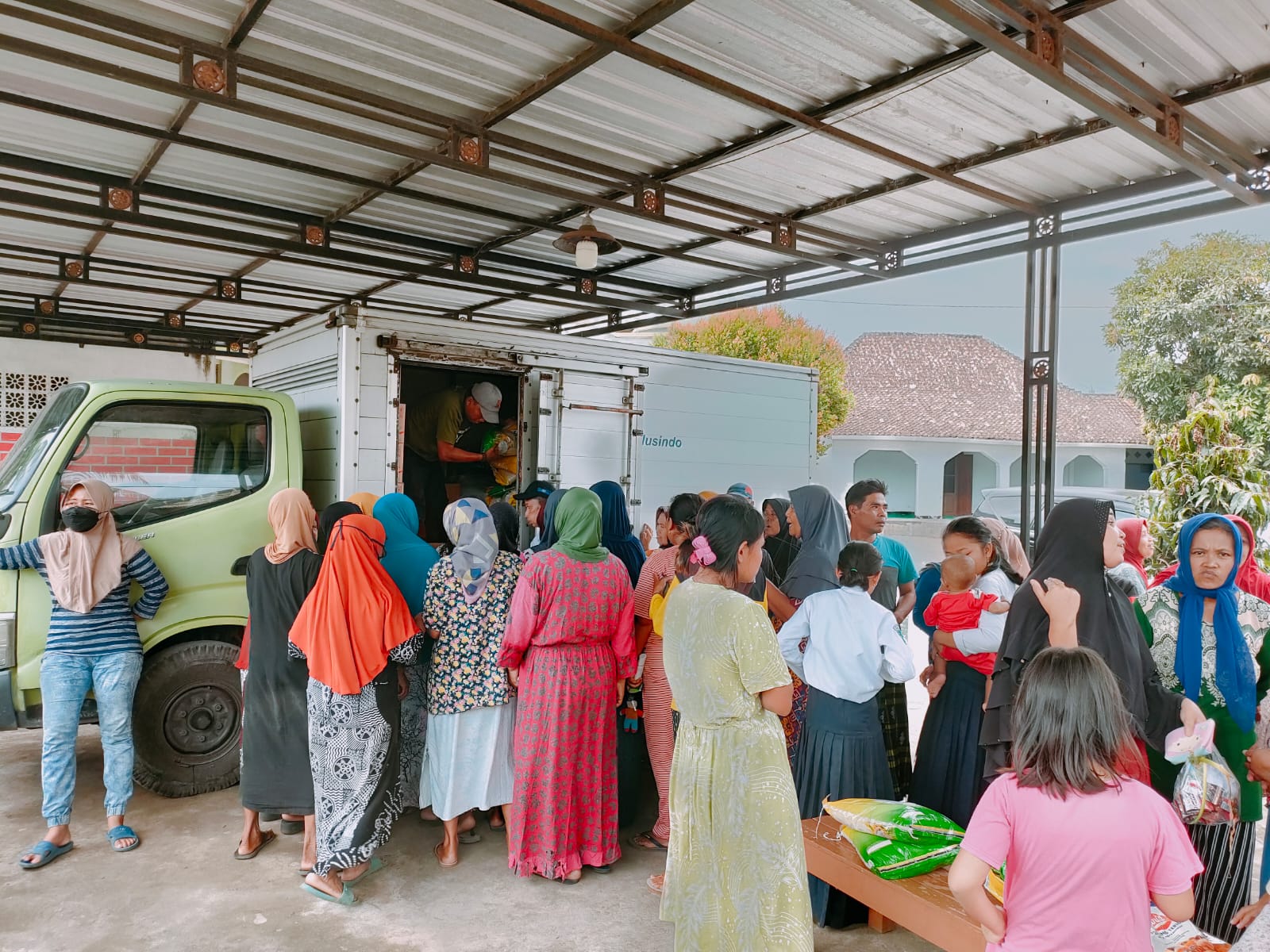 PROGRAM JEMBER BERBAGI, BUPATI KUNJUNGI MASYARAKAT 1 HARI 1 DESA