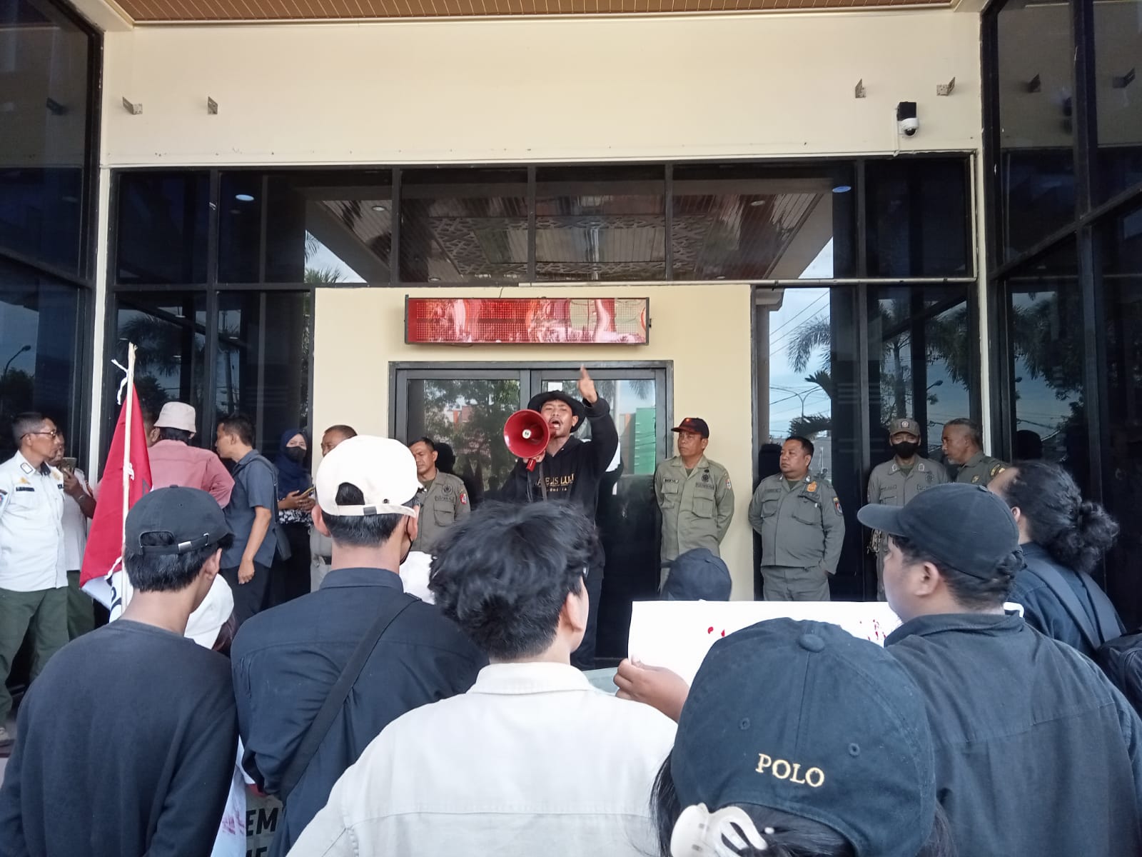 GMNI FIB UNEJ MENDESAK DPRD MENGEVALUASI PEMKAB JEMBER TERKAIT PPKD JEMBER