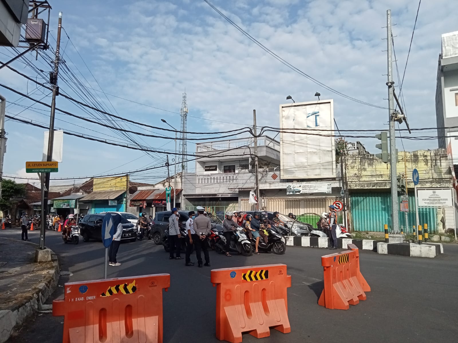 HARI PERTAMA REKAYASA LALIN SATU ARAH DI JL LETJEN SUPRAPTO, MASYARAKAT MASIH BINGUNG