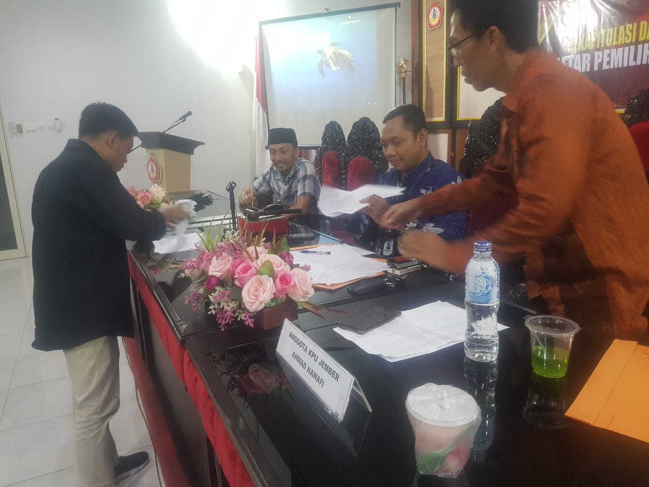 KPU JEMBER MEMPERLAKUKAN PEMILIH WARGA BINAAN LAPAS SECARA KHUSUS