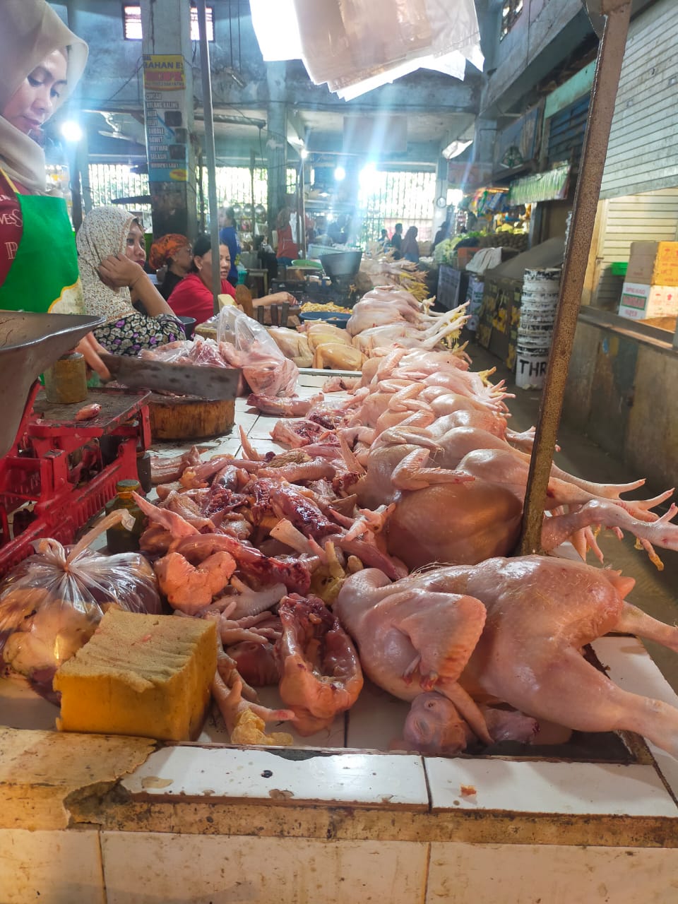 JELANG LEBARAN HARGA DAGING AYAM MERANGKAK NAIK. BERIKUT PASAR-PASAR DI JEMBER YANG YANG MENJUAL DAGING AYAM LEBIH MURAH