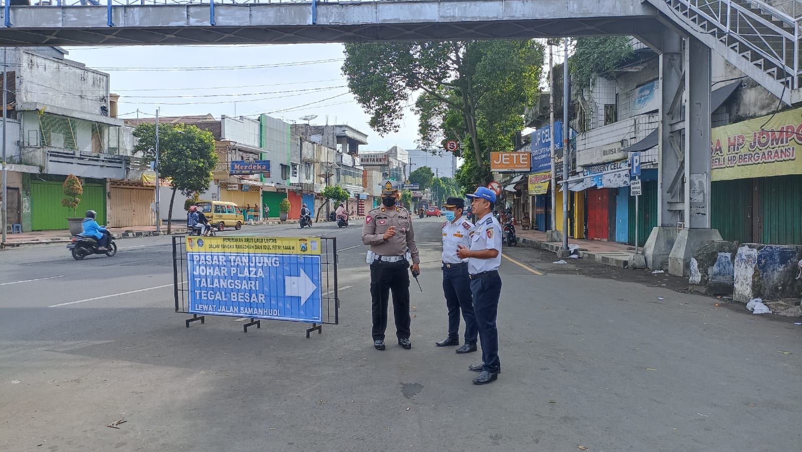 ANTISIPASI KEMACETAN SAAT LEBARAN DISHUB JEMBER BERLAKUKAN PENGALIHAN ARUS LALIN DI RUAS JALAN INI