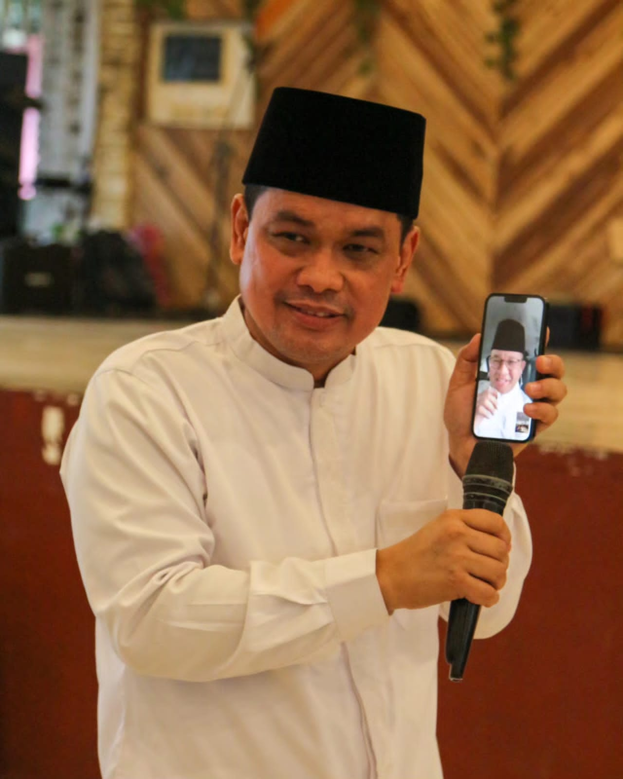 anies-baswedan-berikan-apresiasi-kepada-anggota-dpr-ri-charles-melkiansyah