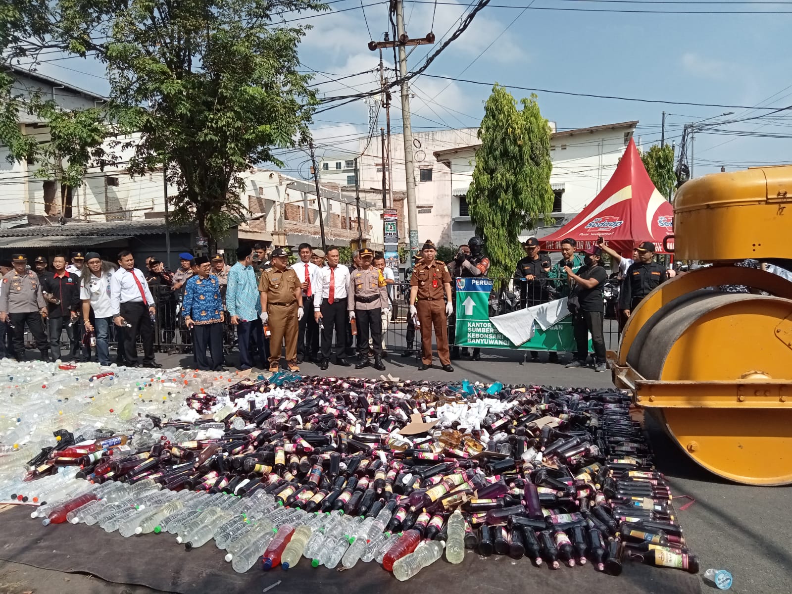 polres-jember-musnahkan-ribuan-botol-miras-dan-obat-obatan-terlarang