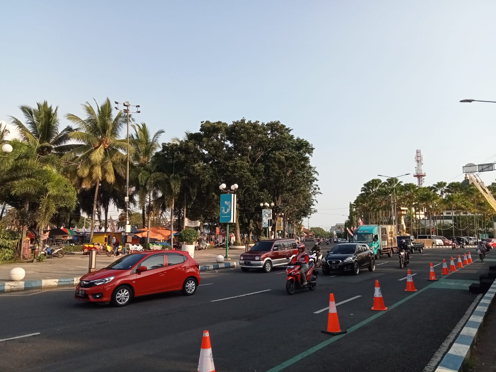 PEMUDIK MULAI BERDATANGAN KEPADATAN ARUS LALU LINTAS DI DALAM KOTA JEMBER MENINGKAT