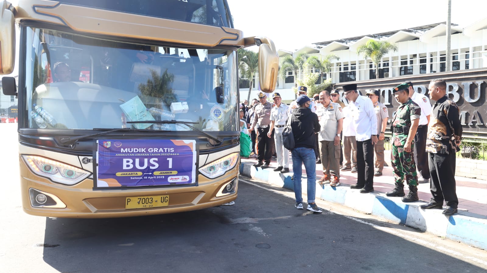 BUPATI JEMBER BERANGKATKAN PESERTA MUDIK GRATIS JEMBER – MADURA, BERIKUT INI KOTA-KOTA TUJUANNYA 