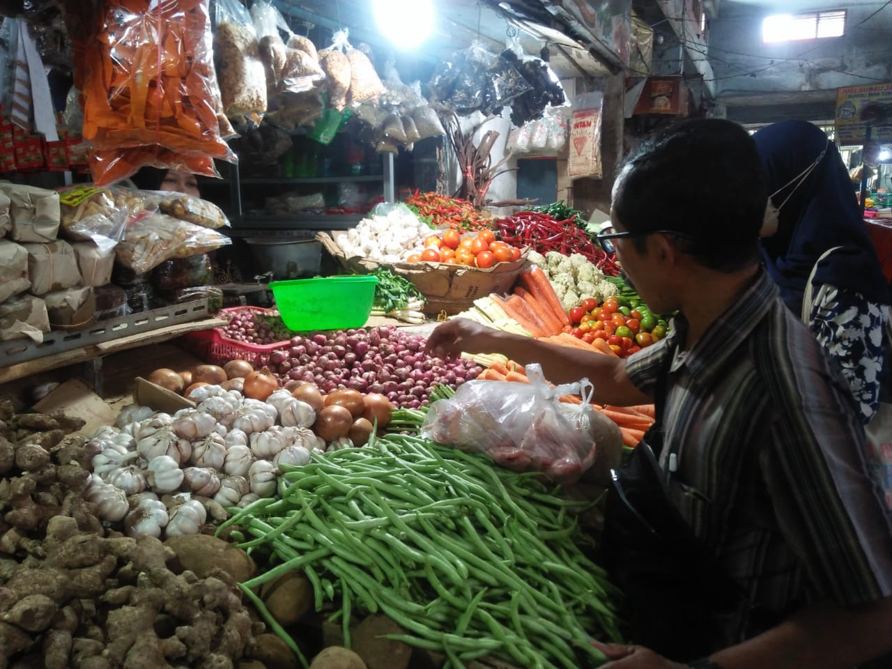 JELANG LEBARAN, HARGA BAWANG MERAH STABIL, HARGA BAWAH PUTIH CENDERUNG NAIK 