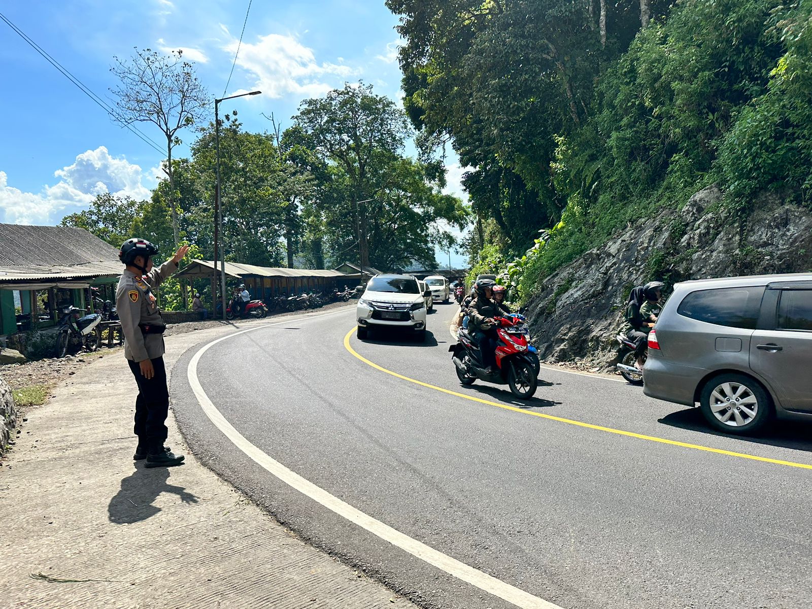 HARI KEDUA CUTI LEBARAN JALUR MUDIK GUMITIR MULAI PADAT