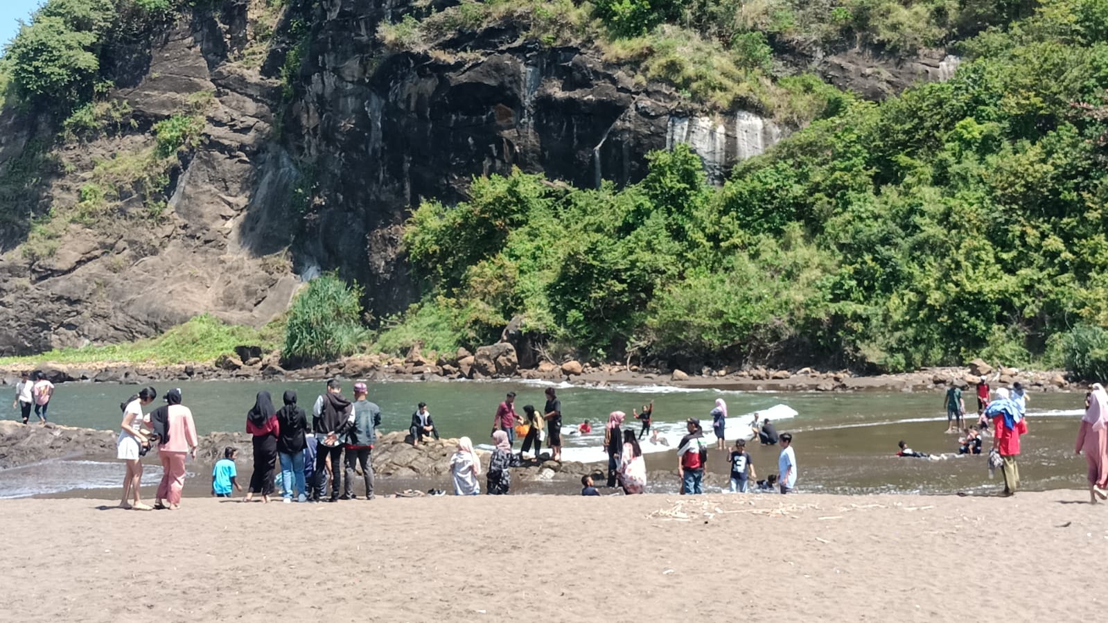 hari-ketiga-lebaran-wisatawan-mulai-membanjiri-pantai-watu-ulo