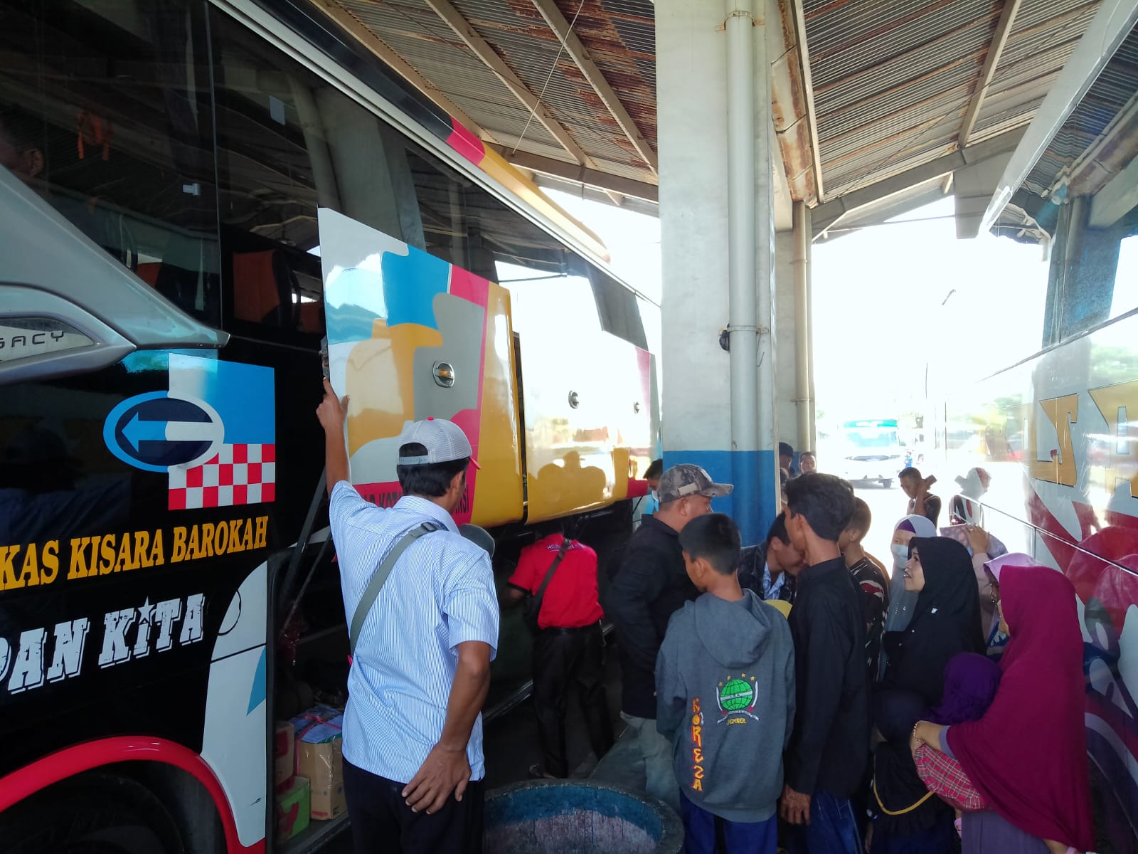 hari-terakhir-cuti-bersama-pemudik-mulai-berdatangan-di-terminal-tawang-alun