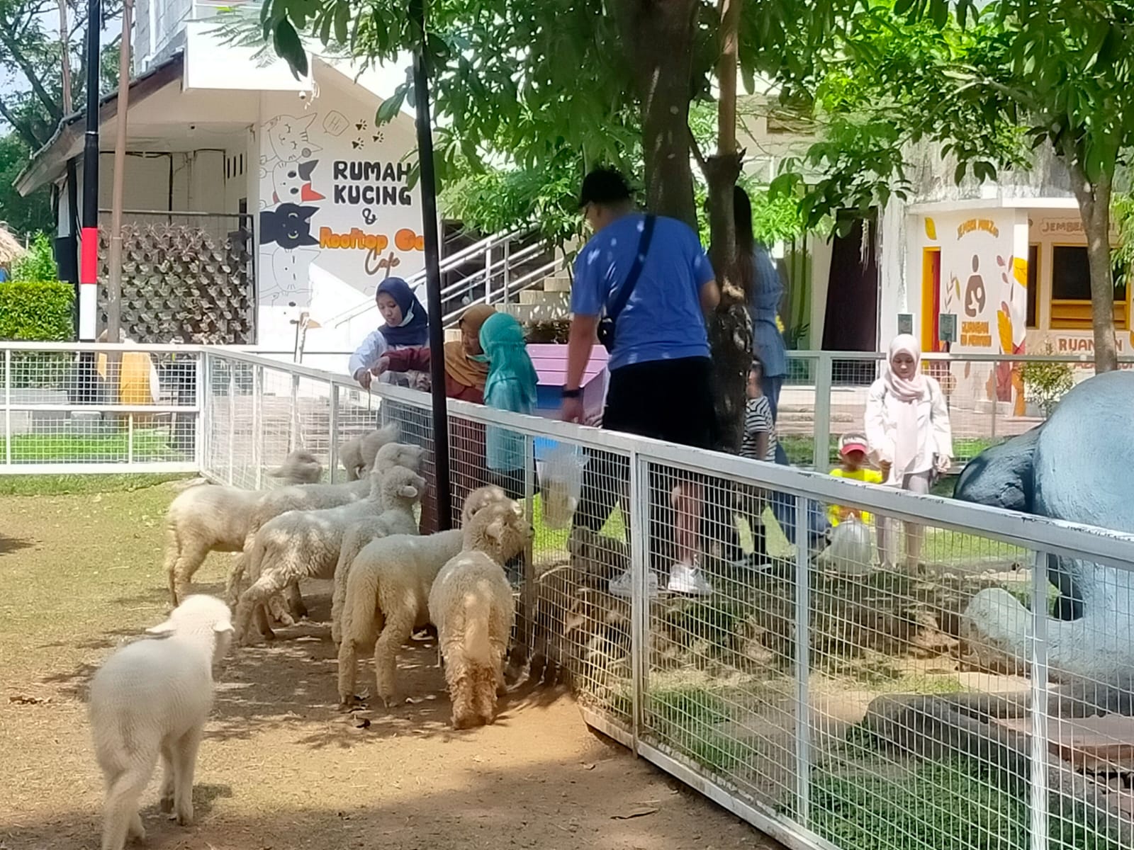 WISATA EDUKASI MINI ZOO DIBANJIRI PENGUNJUNG SAAT LEBARAN, TERMASUK BEBERAPA SELEBRITIS DAN TOKOH BERIKUT INI 