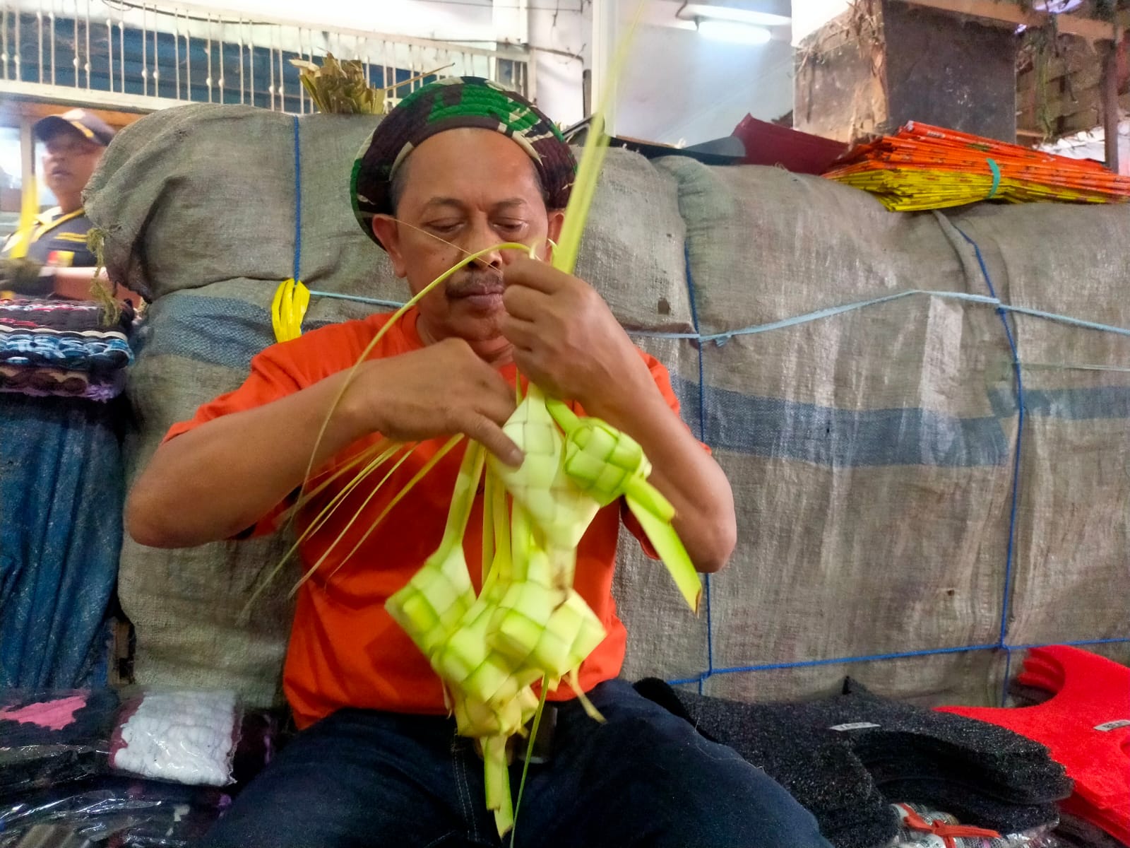 PEDAGANG KETUPAT DI PASAR TANJUNG SEDIKIT, SATU KETUPAT DIJUAL SERIBU RUPIAH