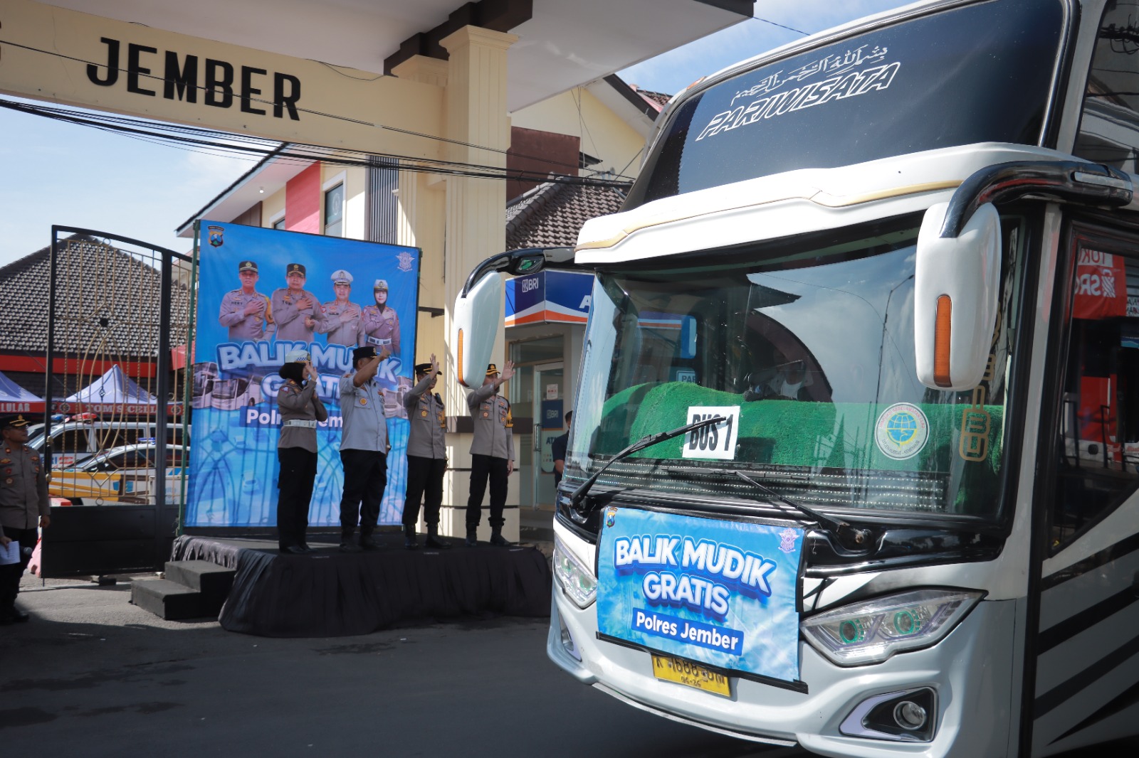 POLRES JEMBER BERANGKATKAN 4 BUS UNTUK MUDIK ARUS BALIK GRATIS