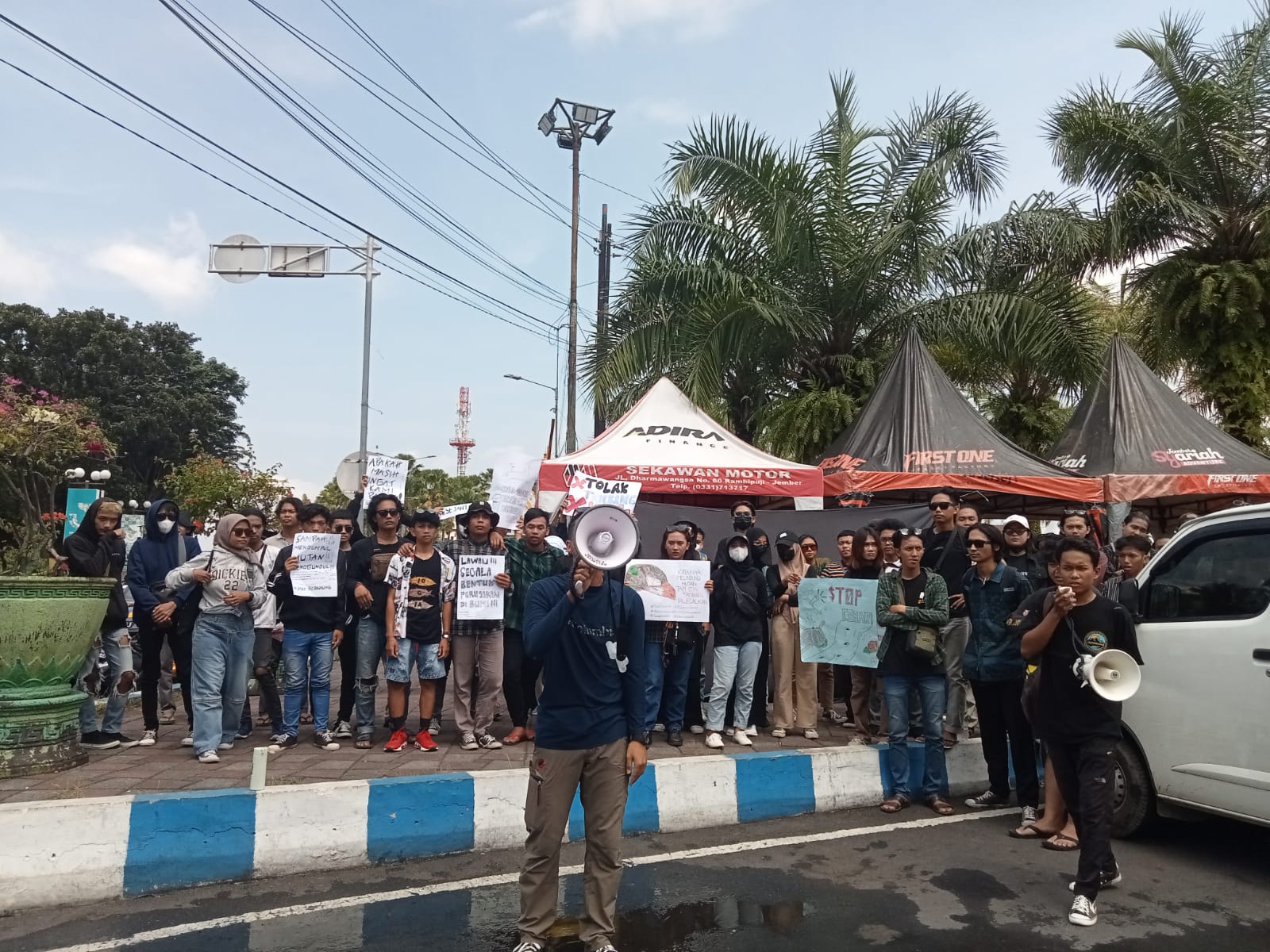 MAPALA SE-JEMBER LAKUKAN AKSI DEMONSTRASI, HAL INI YANG MENJADI TUNTUTAN 