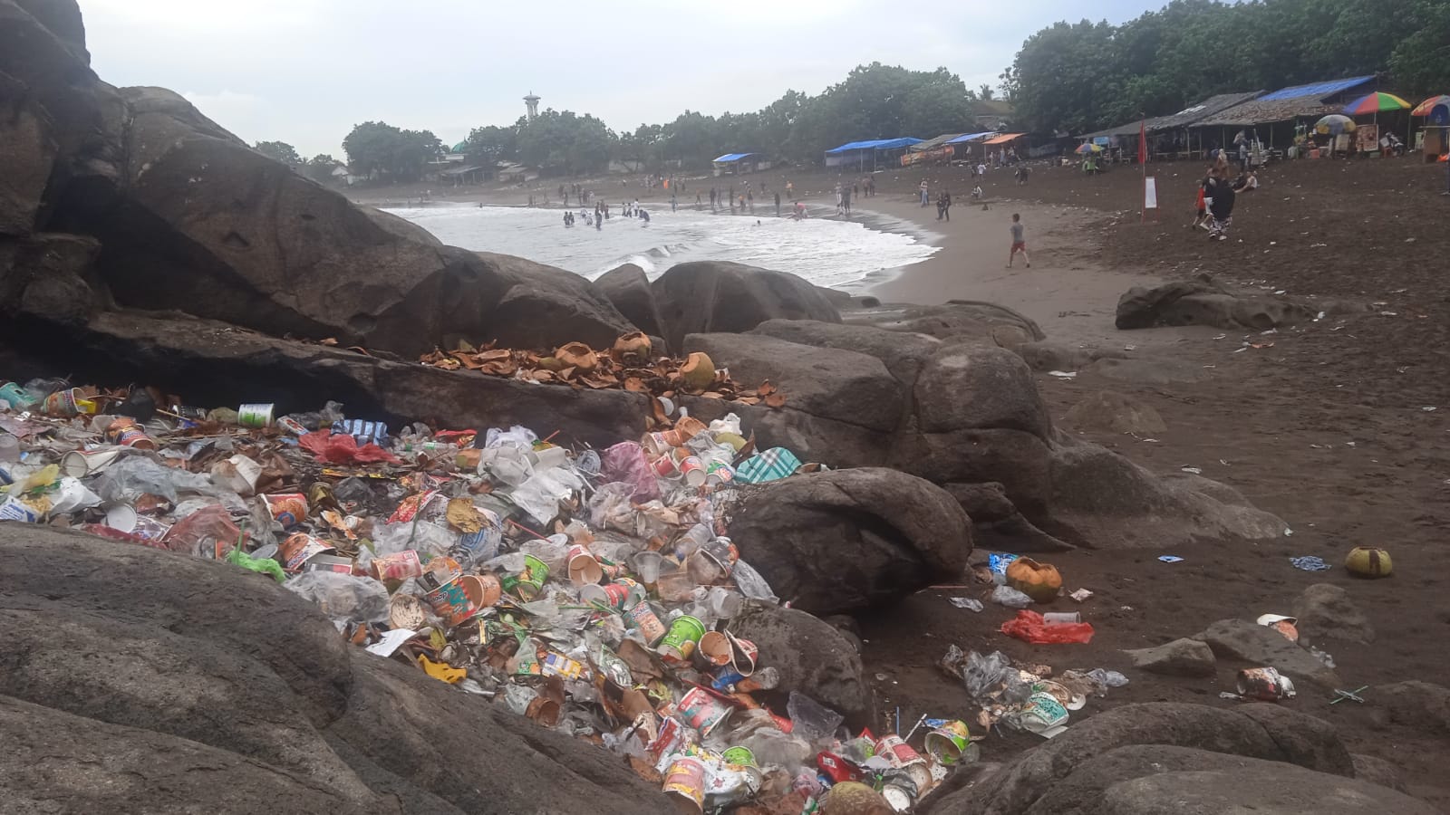 SAMPAH MENUMPUK DI LOKASI WISATA SEUSAI LIBURAN, DPRD MINTA HAL INI SEGERA DILAKUKAN