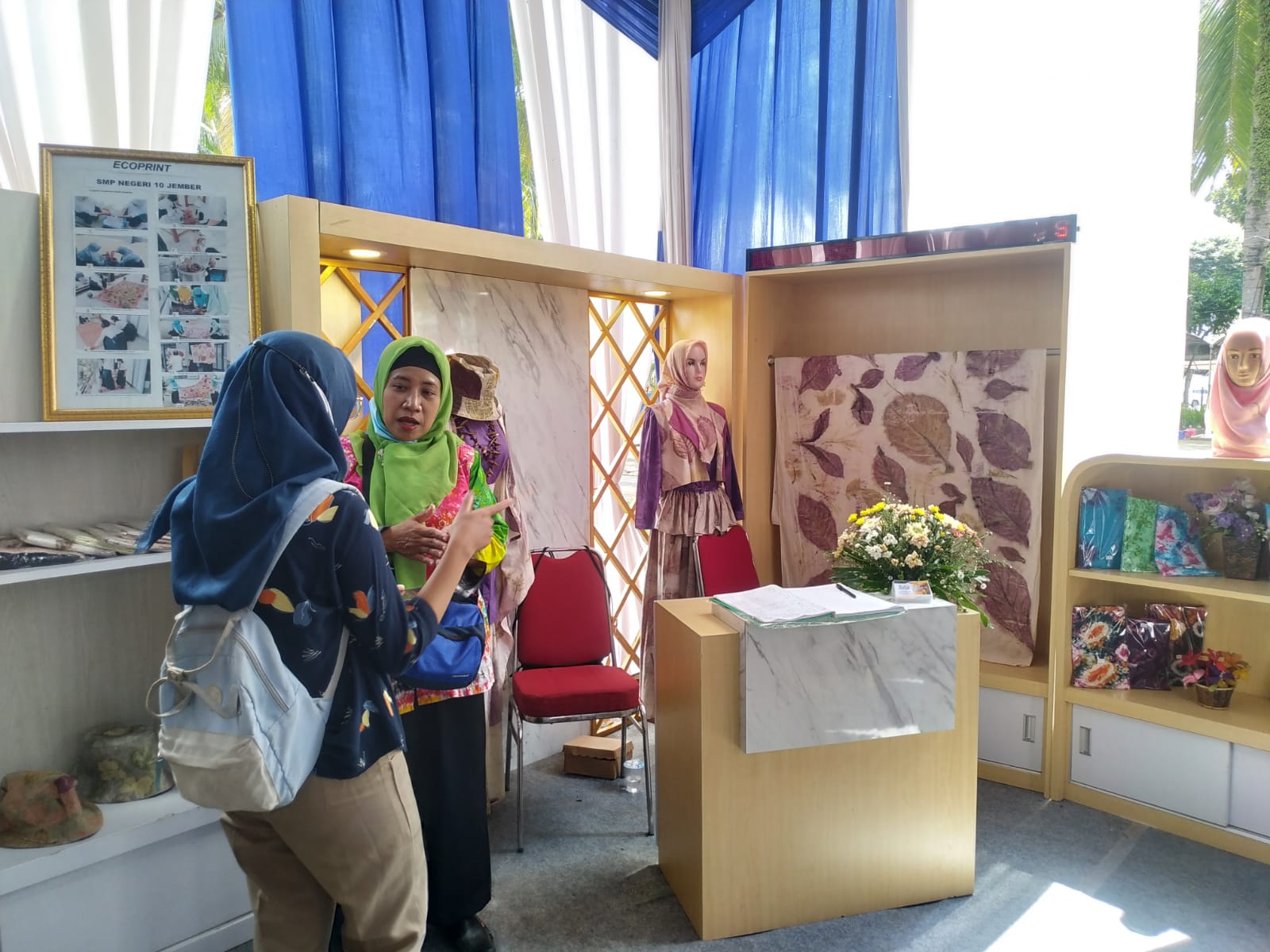 MENARIK, BATIK ECOPRINT KREASI SISWA SMP DI JEMBER 