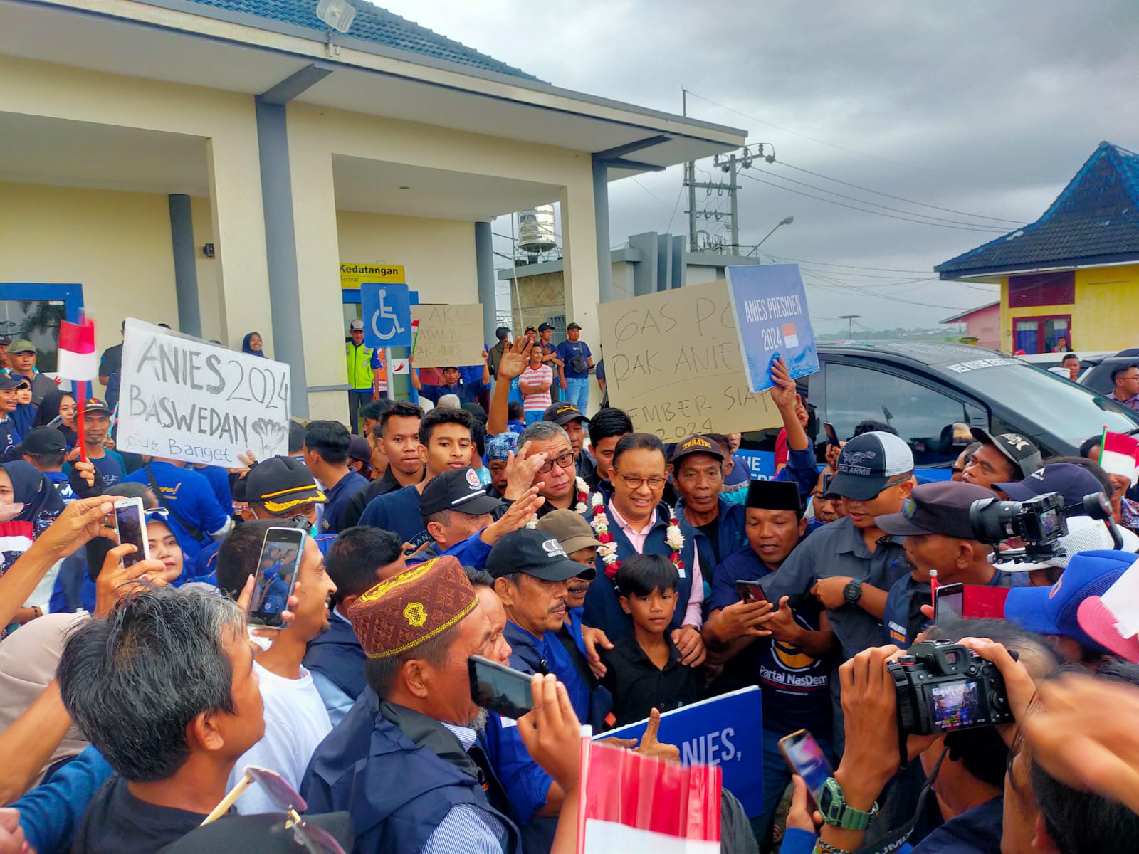 SELAIN KALUNGAN BUNGA, INI YANG  DIDAPAT ANIES BASWEDAN SAAT BARU TIBA DI JEMBER