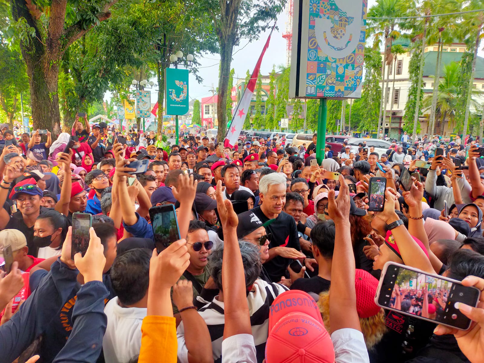 GANJAR PRANOWO JOGGING DI CFD HINGGA SEBUT NASI PECEL JEMBER UNIK