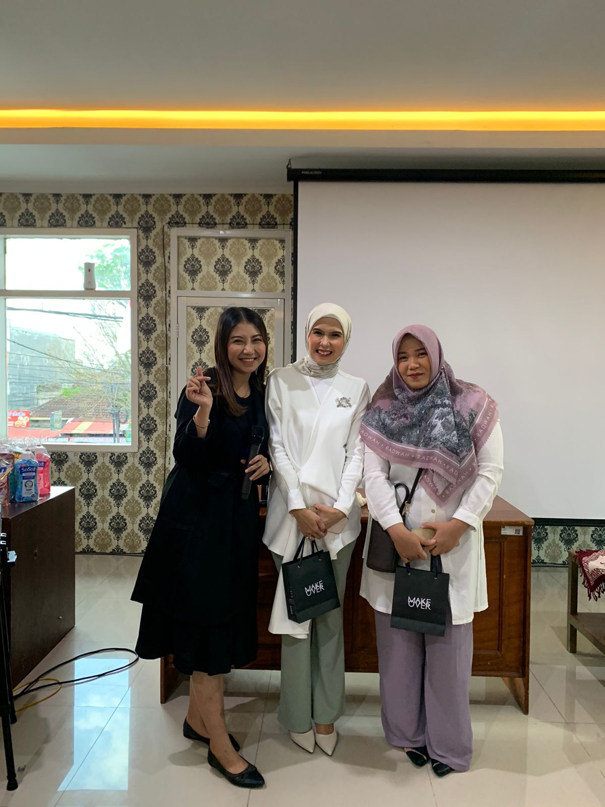 TINGKATKAN KEPERCAYAAN DIRI ANGGOTA, DPW IMIGRASI JEMBER GELAR HALAL BI HALAL DAN BEAUTY CLASS BERSAMA MAKE OVER