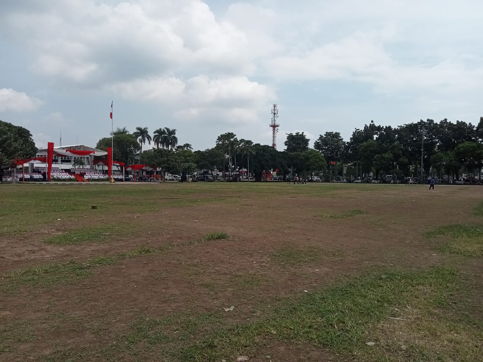 PARAHNYA KERUSAKAN RUMPUT ALUN-ALUN PASCA EVENT, TANGGUNG JAWAB SIAPA?