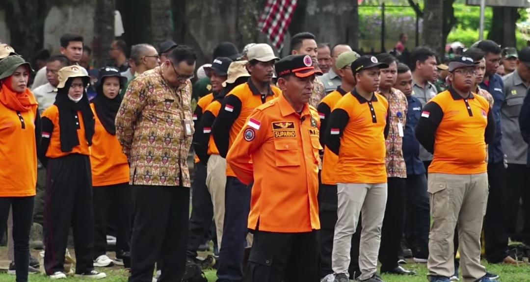 PERINGATI HARI KESIAPSIAGAAN BENCANA, PEMKAB JEMBER SERAHKAN MOTOR TRAIL DAN HT 