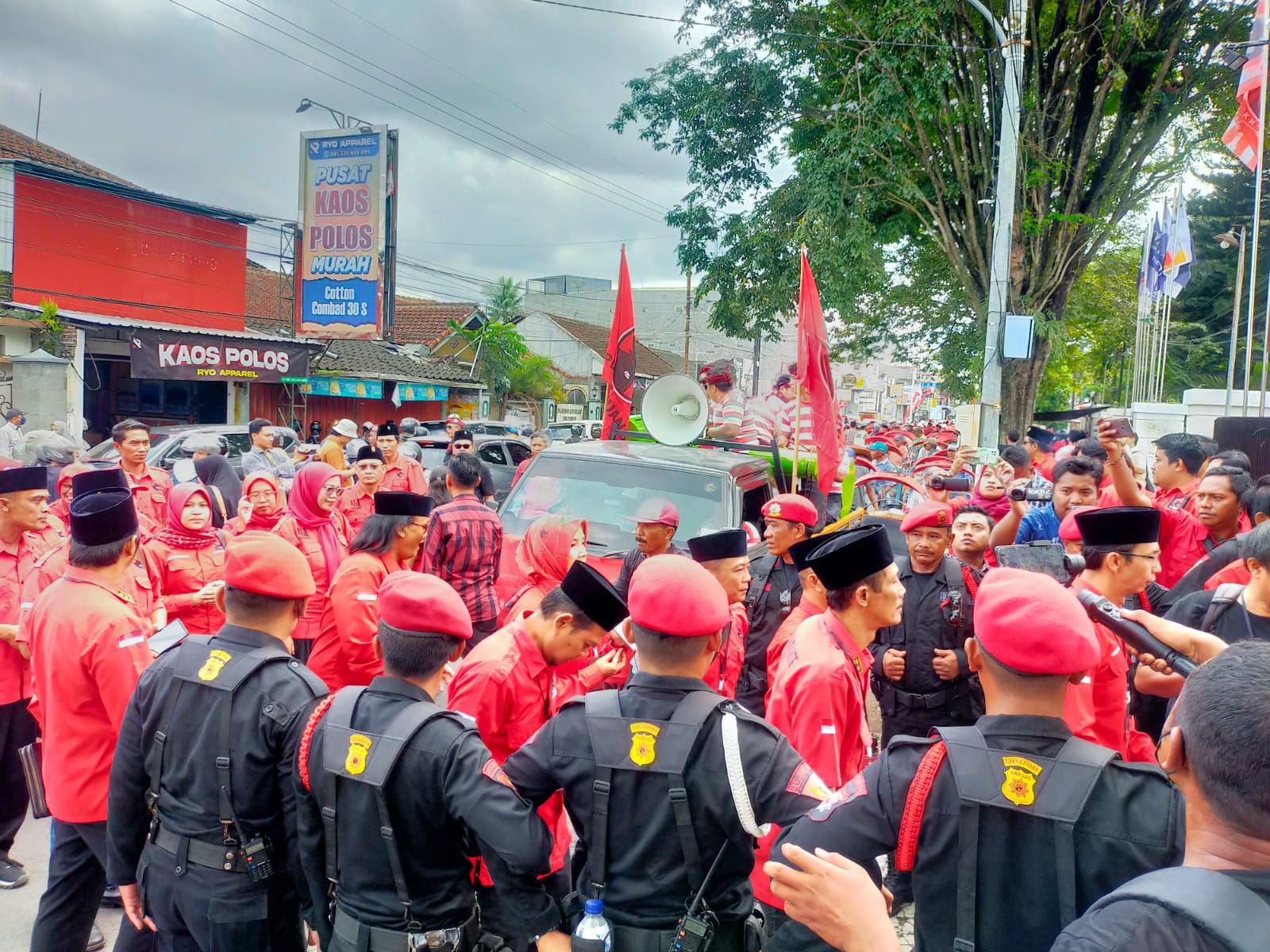 PDIP MEMBAWA PATROL DAN BECAK SAAT MENDAFTARKAN BACALEG