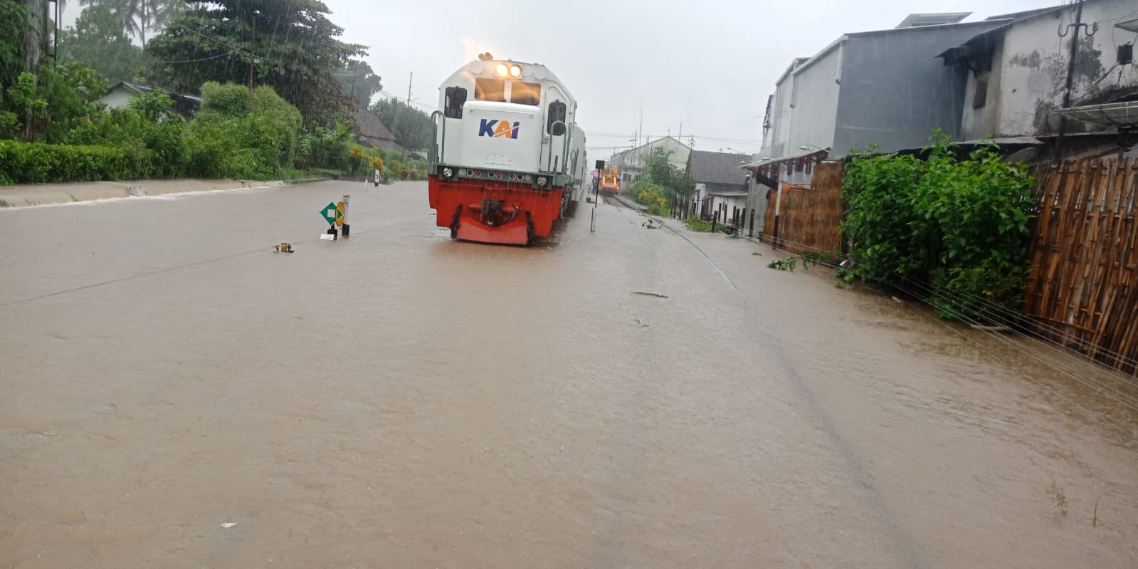 perjalanan-ka-sri-tanjung-terlambat-imbas-banjir-di-kalibaru