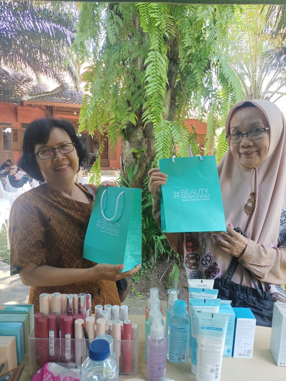 SUPPORT PRODUK FESYEN LOKAL JEMBER, WARDAH COSMETICS BERKOLABARASI DENGAN MAEZULA