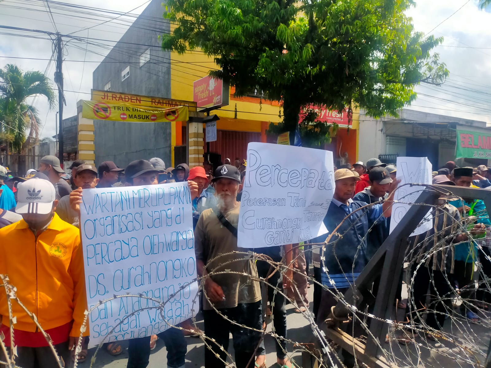 DEMO TUNTUT PENYELESAIAN SENGKETA TANAH, RATUSAN WARGA GELAR AKSI DEMO DI KANTOR BPN JEMBER