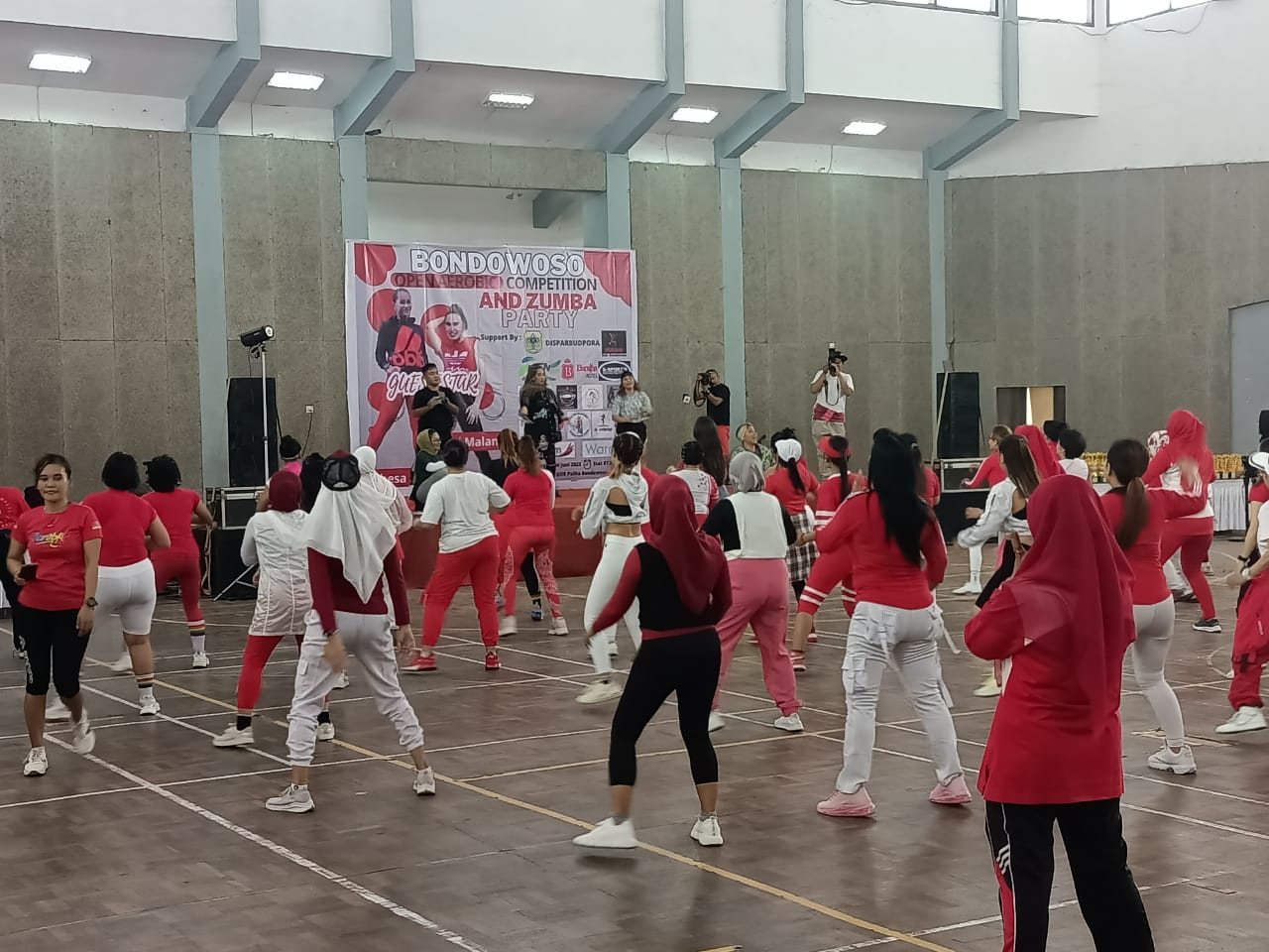 WARDAH COSMETICS MERIAHKAN BAZAR BONDOWOSO OPEN AEROBICS COMPETITION AND ZUMBA PARTY