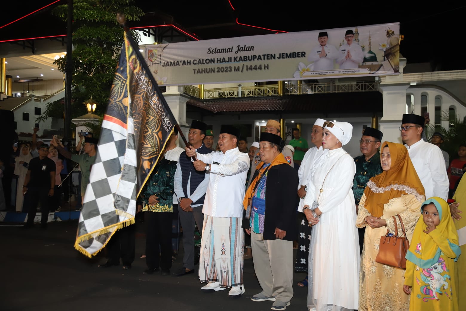 BERANGKATKAN RIBUAN CJH, BUPATI JEMBER BERI PESAN SELALU JAGA KESEHATAN