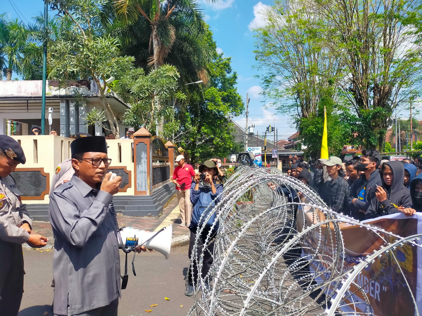 TUNTUT PENUNTASAN PERDA RTRW, PMII JEMBER GELAR AKSI UNJUK RASA